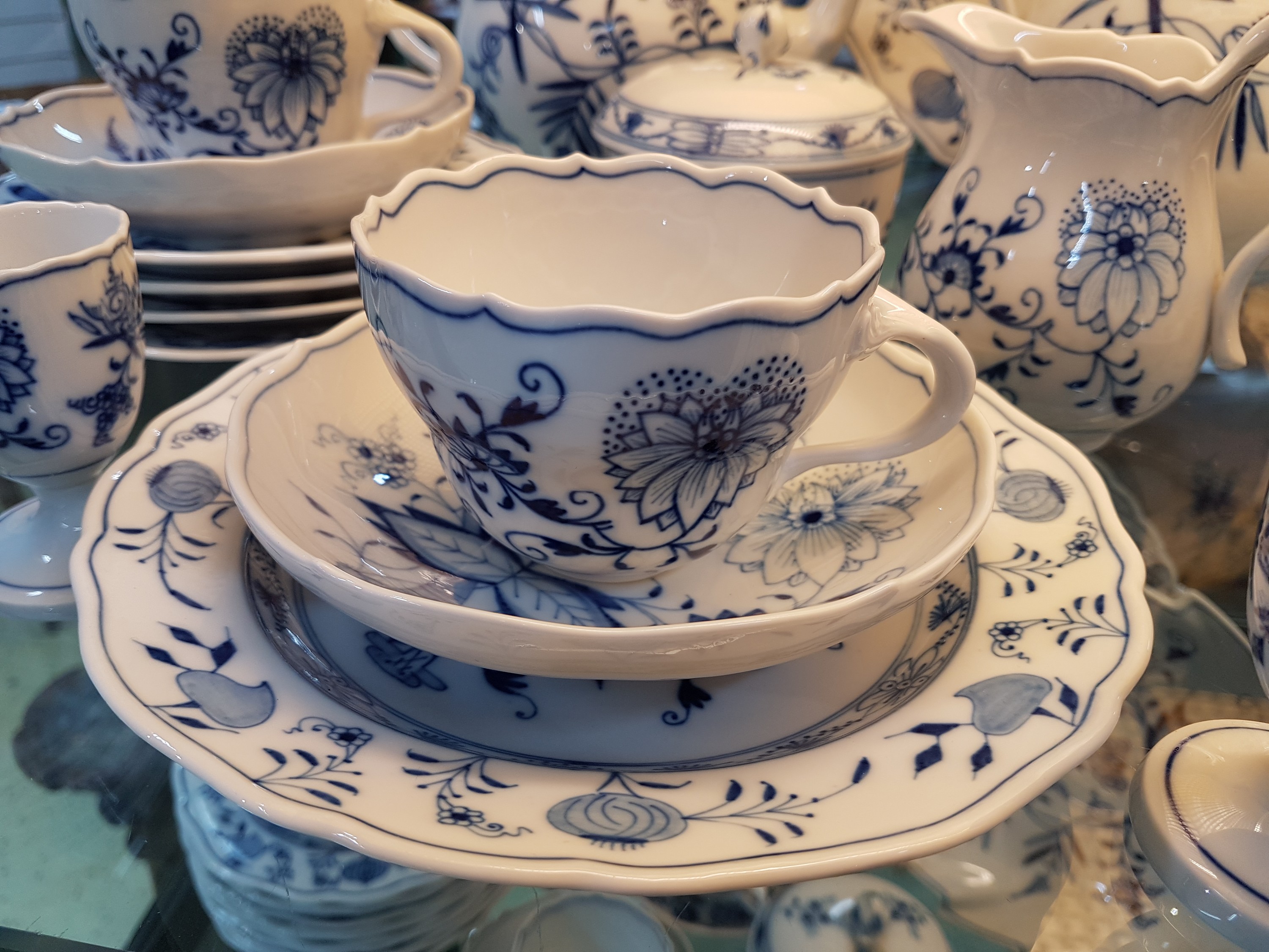 Detail g: Frühstückservice, Meissen, 20. Jh., blaues Zwiebelmuster unter der Glasur, vorwiegend 1. Wahl, einige Teile 2. Wahl, Kaffeekanne, Milchkännchen, ...