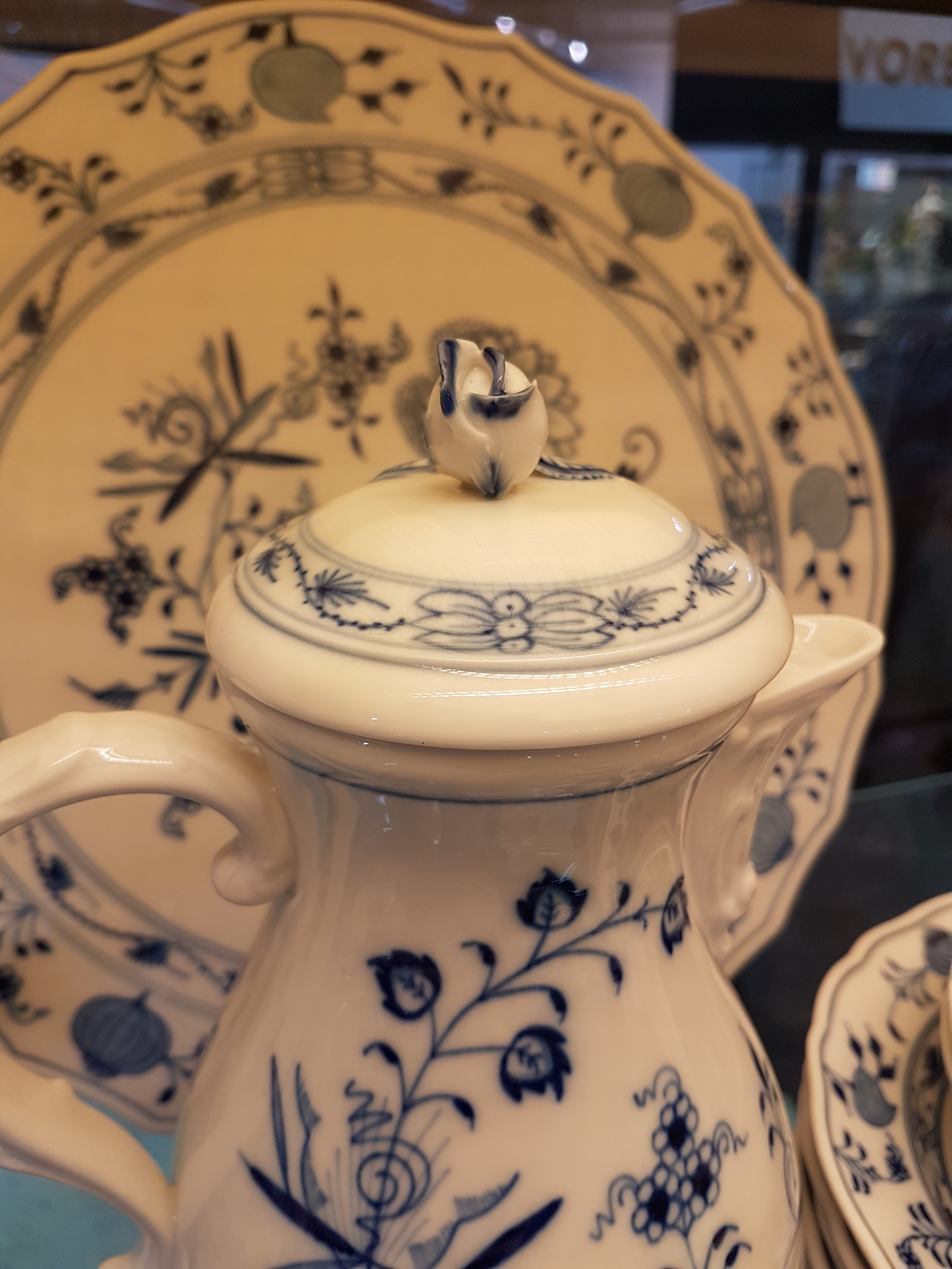 Detail h: Frühstückservice, Meissen, 20. Jh., blaues Zwiebelmuster unter der Glasur, vorwiegend 1. Wahl, einige Teile 2. Wahl, Kaffeekanne, Milchkännchen, ...