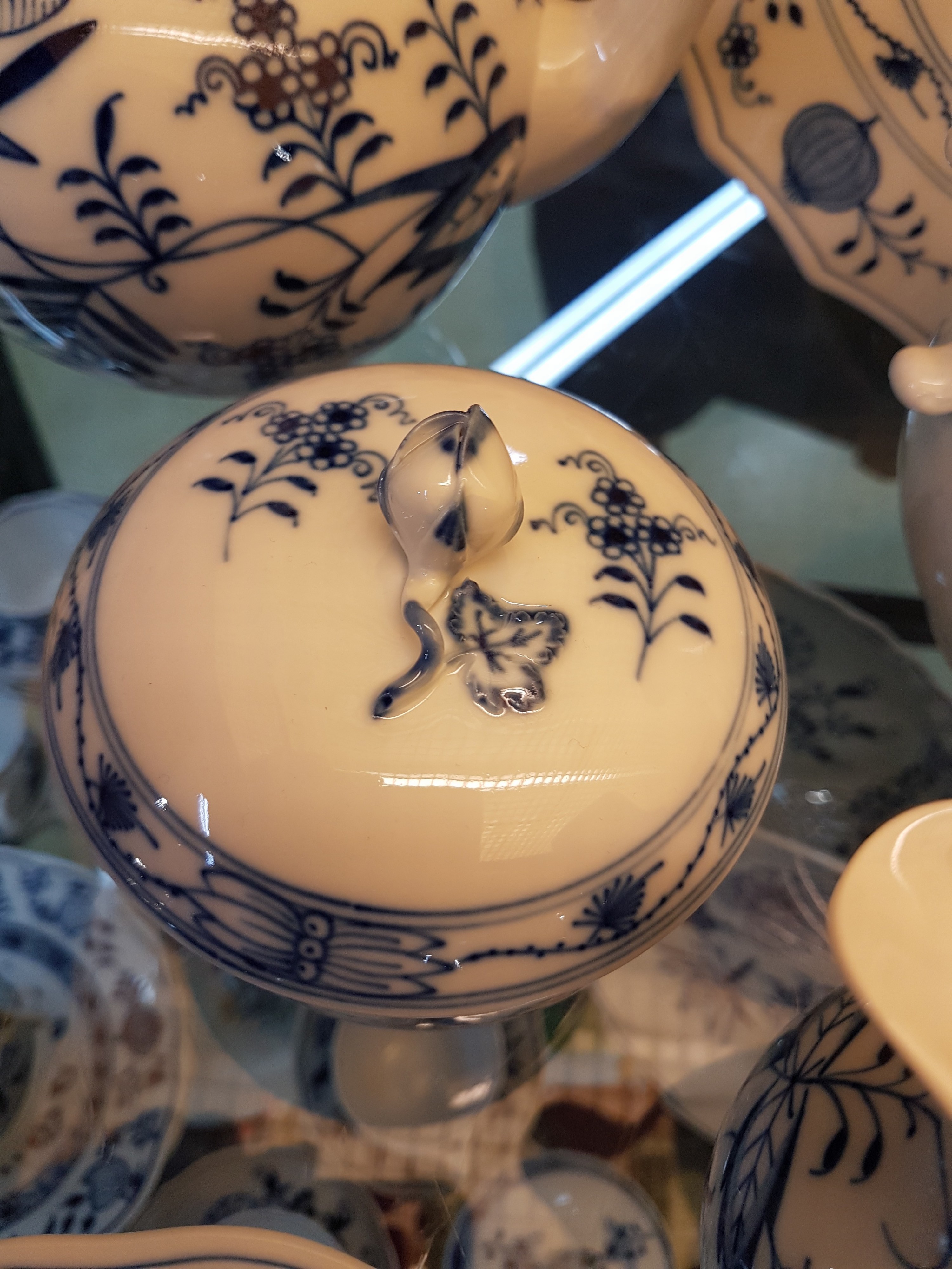 Detail i: Frühstückservice, Meissen, 20. Jh., blaues Zwiebelmuster unter der Glasur, vorwiegend 1. Wahl, einige Teile 2. Wahl, Kaffeekanne, Milchkännchen, ...