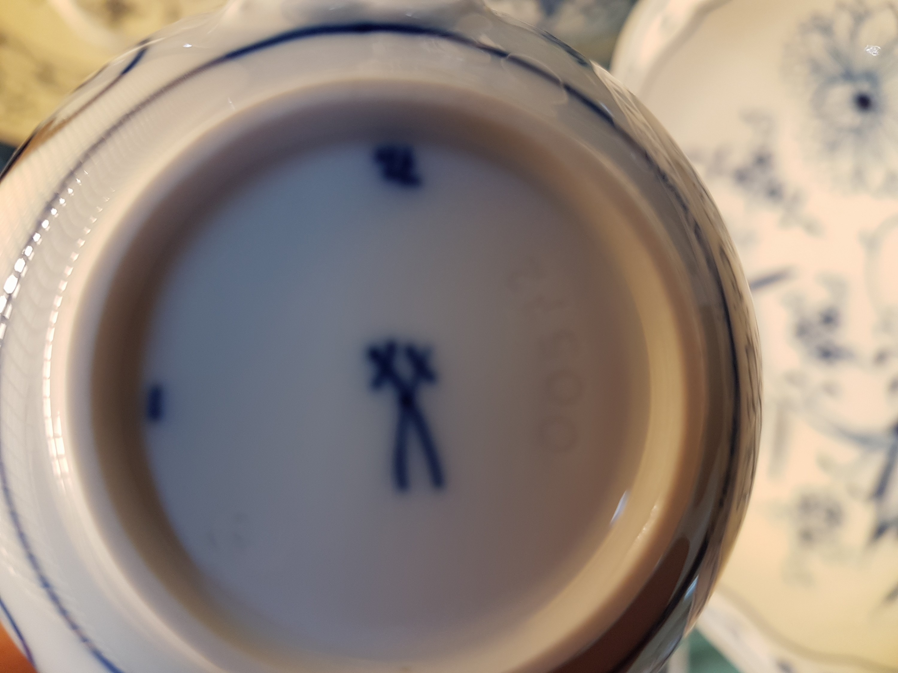 Detail j: Frühstückservice, Meissen, 20. Jh., blaues Zwiebelmuster unter der Glasur, vorwiegend 1. Wahl, einige Teile 2. Wahl, Kaffeekanne, Milchkännchen, ...