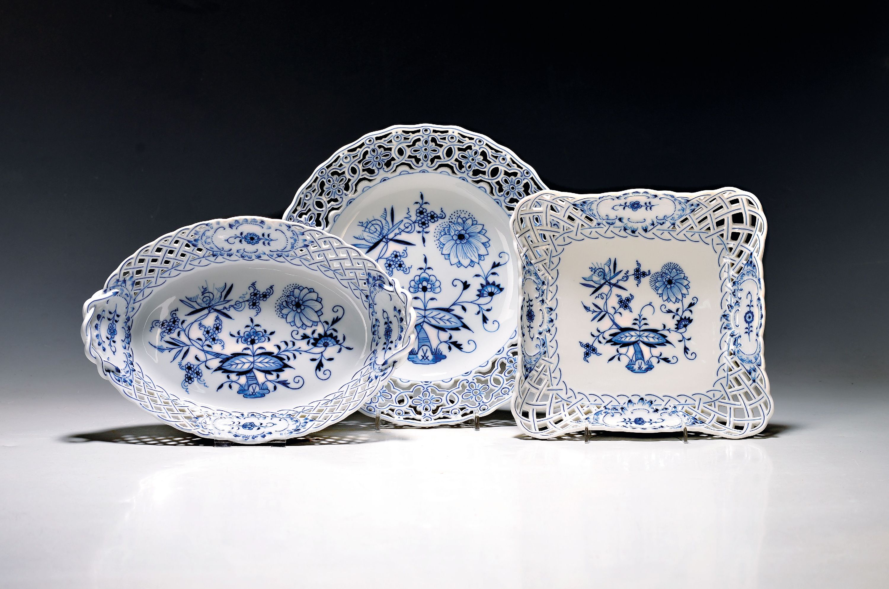 Image 27020790 - 3 Teile Porzellan, Meissen, 20. Jh., 1. Wahl, Ränder in Durchbrucharbeit, blaues ...
