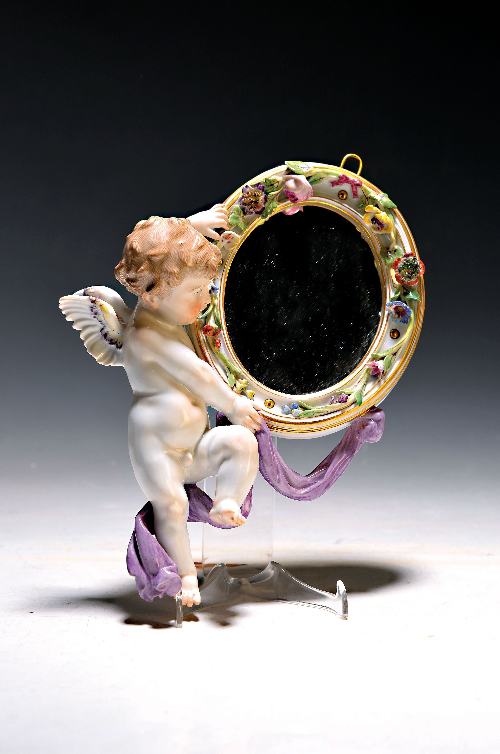 Image 27020795 - Wandspiegel mit Amorette, Meissen um 1900, Porzellan, Amorette mit lilafarbener Schärpe ...