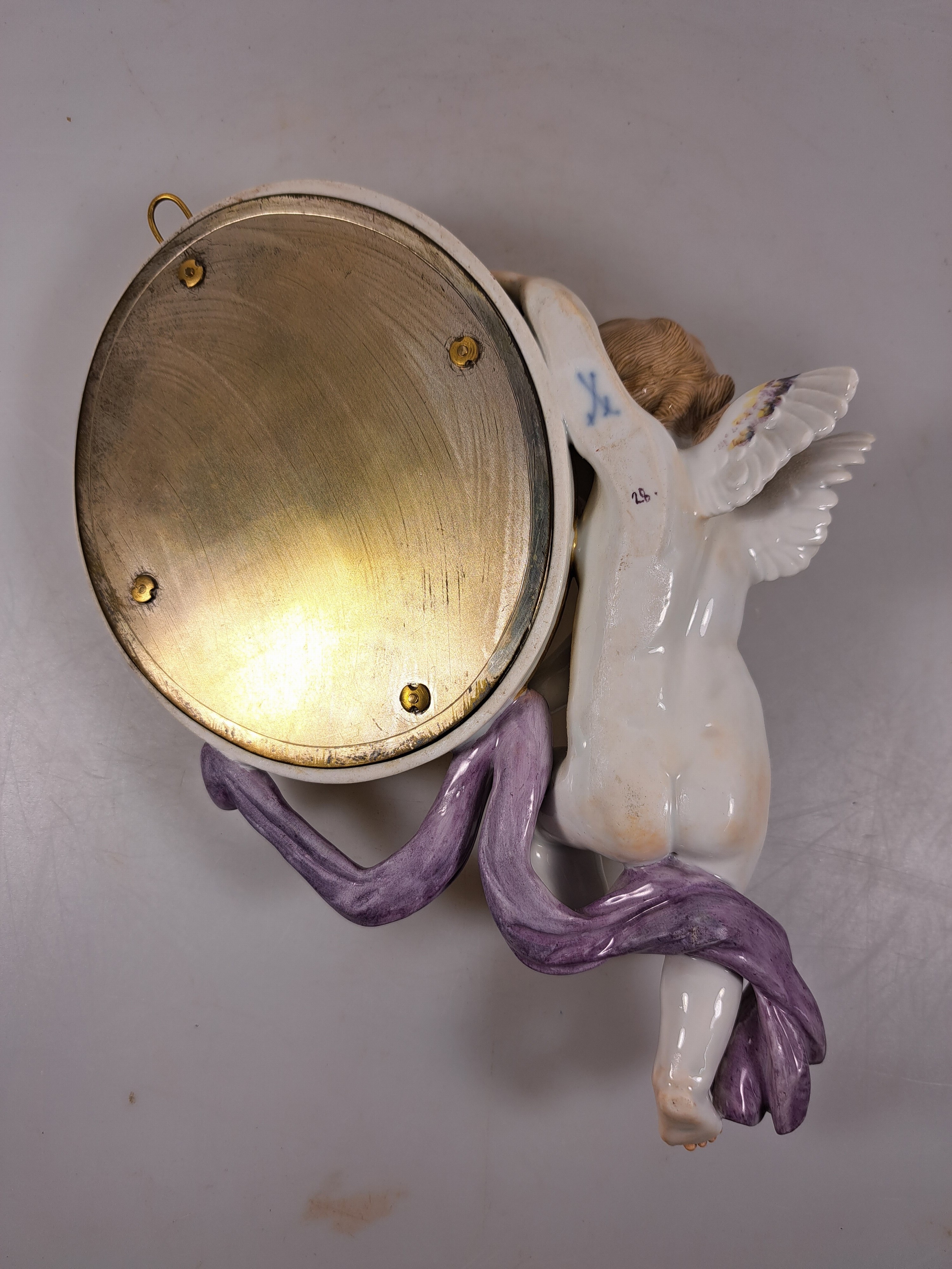 Detail f: Wandspiegel mit Amorette, Meissen um 1900, Porzellan, Amorette mit lilafarbener Schärpe hält eine ovalen Spiegel, applizierte Blüten, polychrom ...