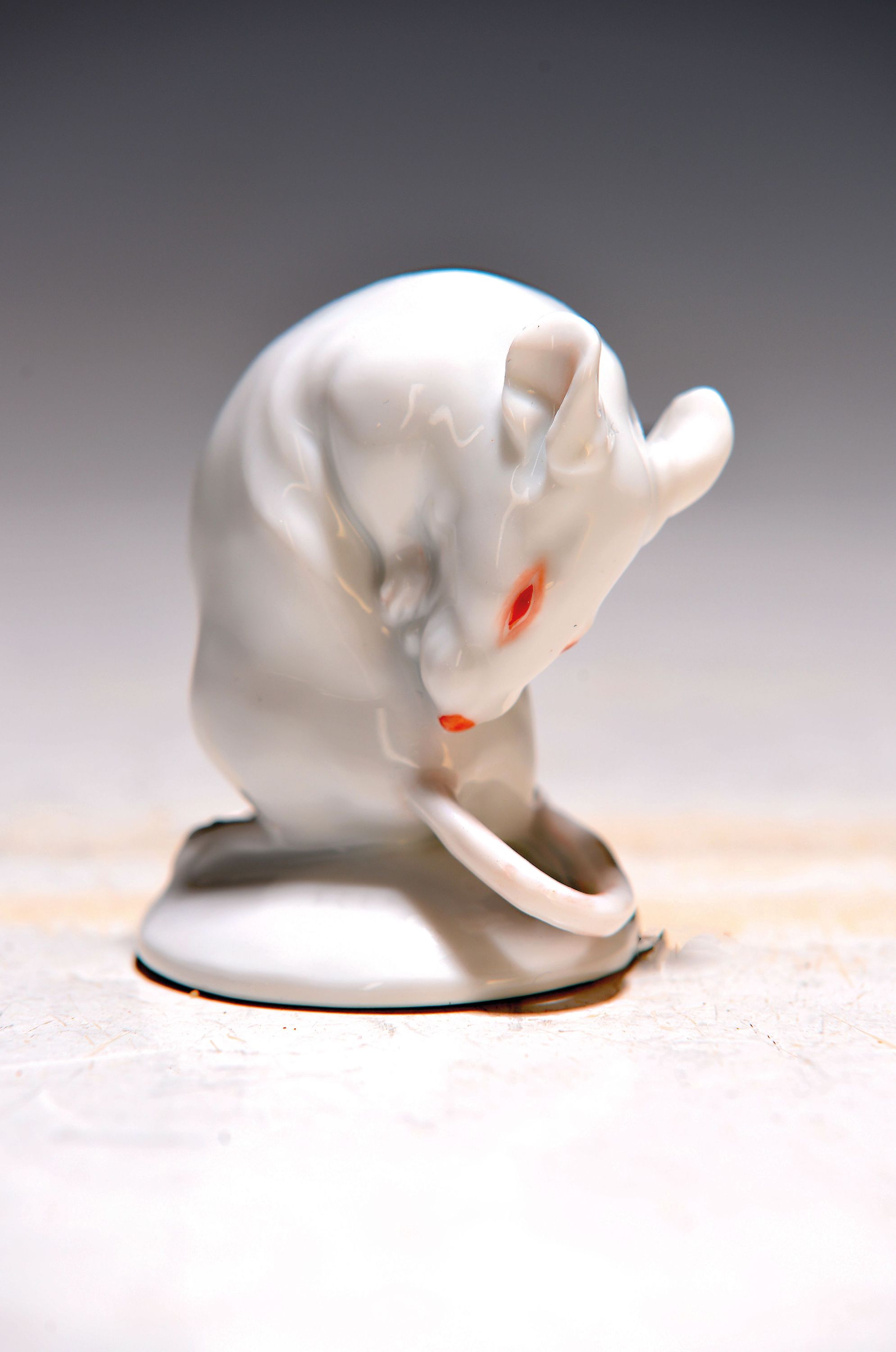 Porzellanfigur, "sitzende Maus", Wien Augarten, 20. Jh., zurückhaltend staffiert, Bodenmarke, H. ca. 5.5 cm