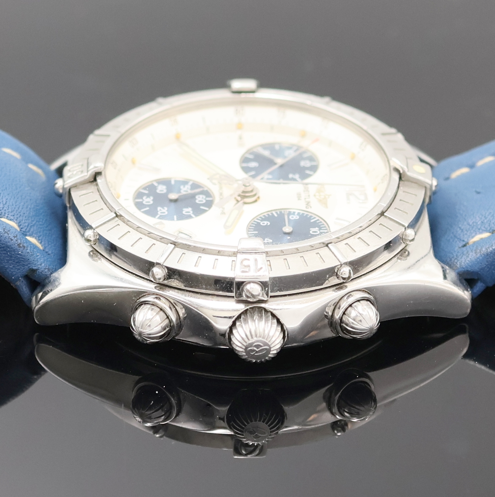 Detail d: BREITLING Armbandchronograph in Edelstahl Referenz A53011, Schweiz um 1995, quarz, Lederband m. orig. Dornschl., Boden u. Krone verschr., Saphirgl., ...