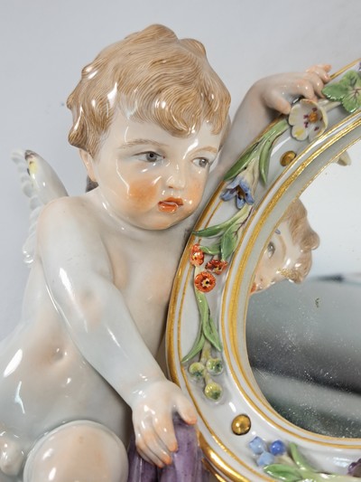 27020795c - Wandspiegel mit Amorette, Meissen um 1900, Porzellan, Amorette mit lilafarbener Schärpe ...