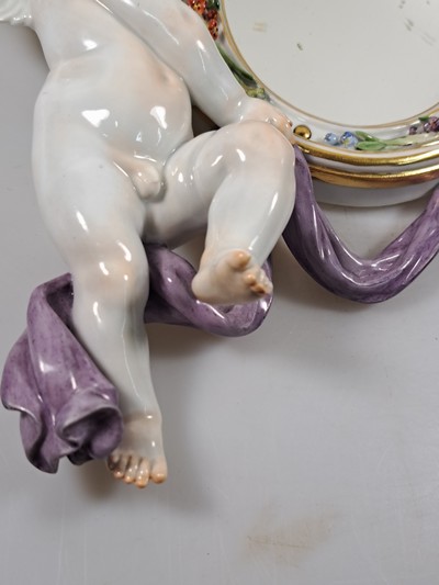 27020795d - Wandspiegel mit Amorette, Meissen um 1900, Porzellan, Amorette mit lilafarbener Schärpe ...