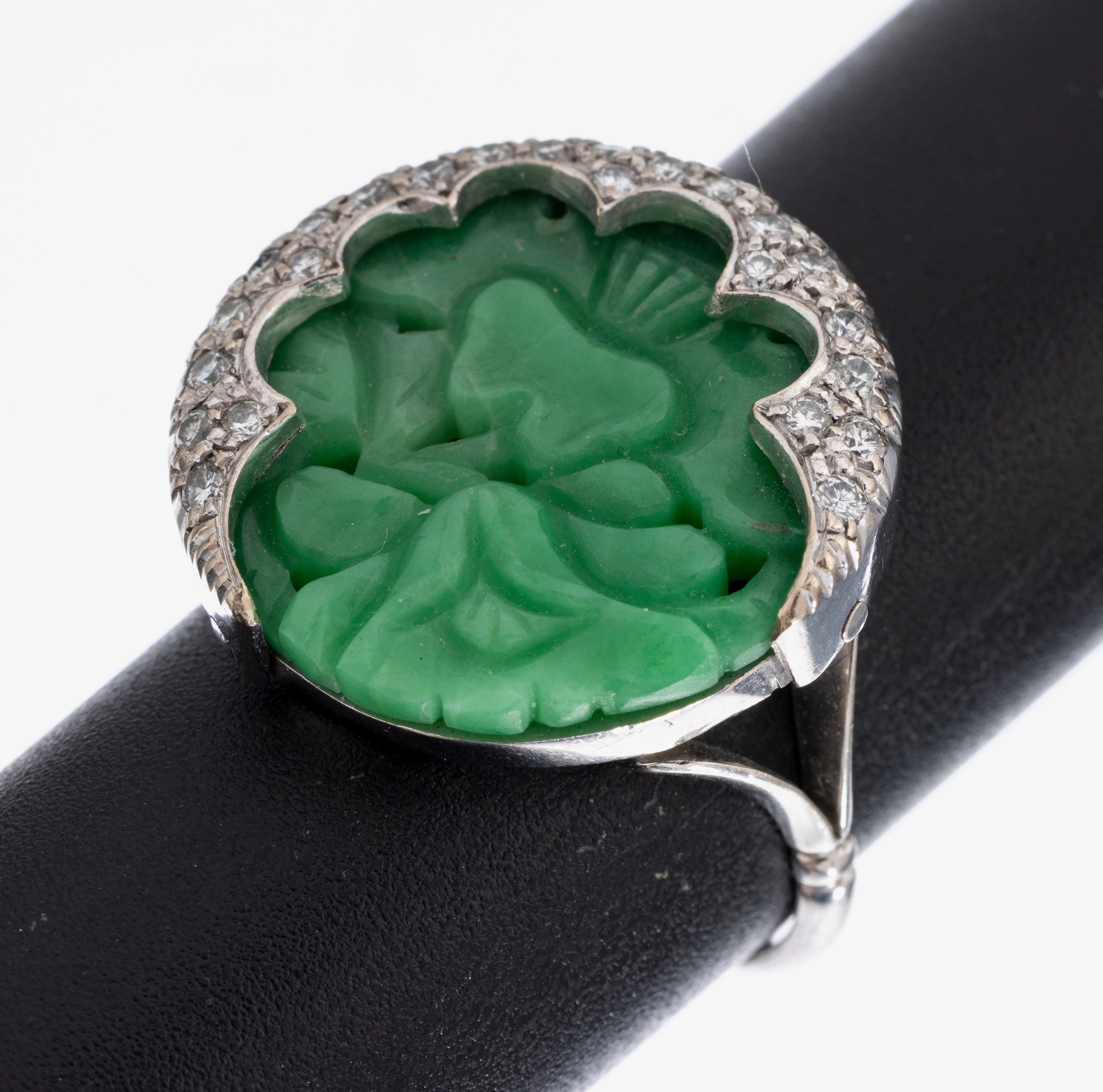 9 kt Gold Jade-Diamant-Ring, WG 375/000, grav. Jadescheibe mit Durchbrucharbeit, florale Darstellung mit Schmetterling, Scheibe neu zu befestigen, ...