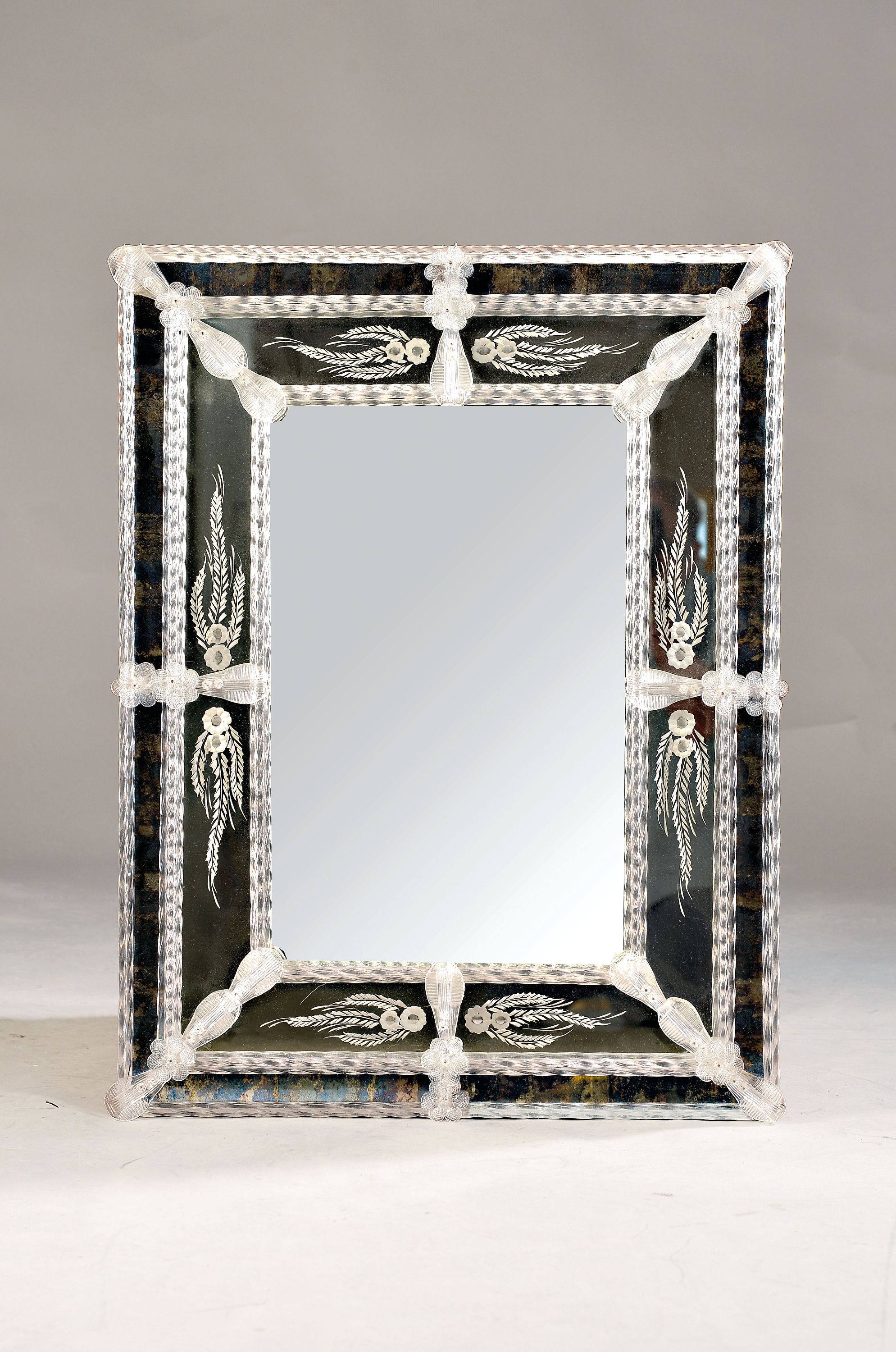 Image 27020828 - Wandspiegel, Murano, 20.Jh., reich mit Glas verziert, ca. 86 x 65 cm, EZ 2