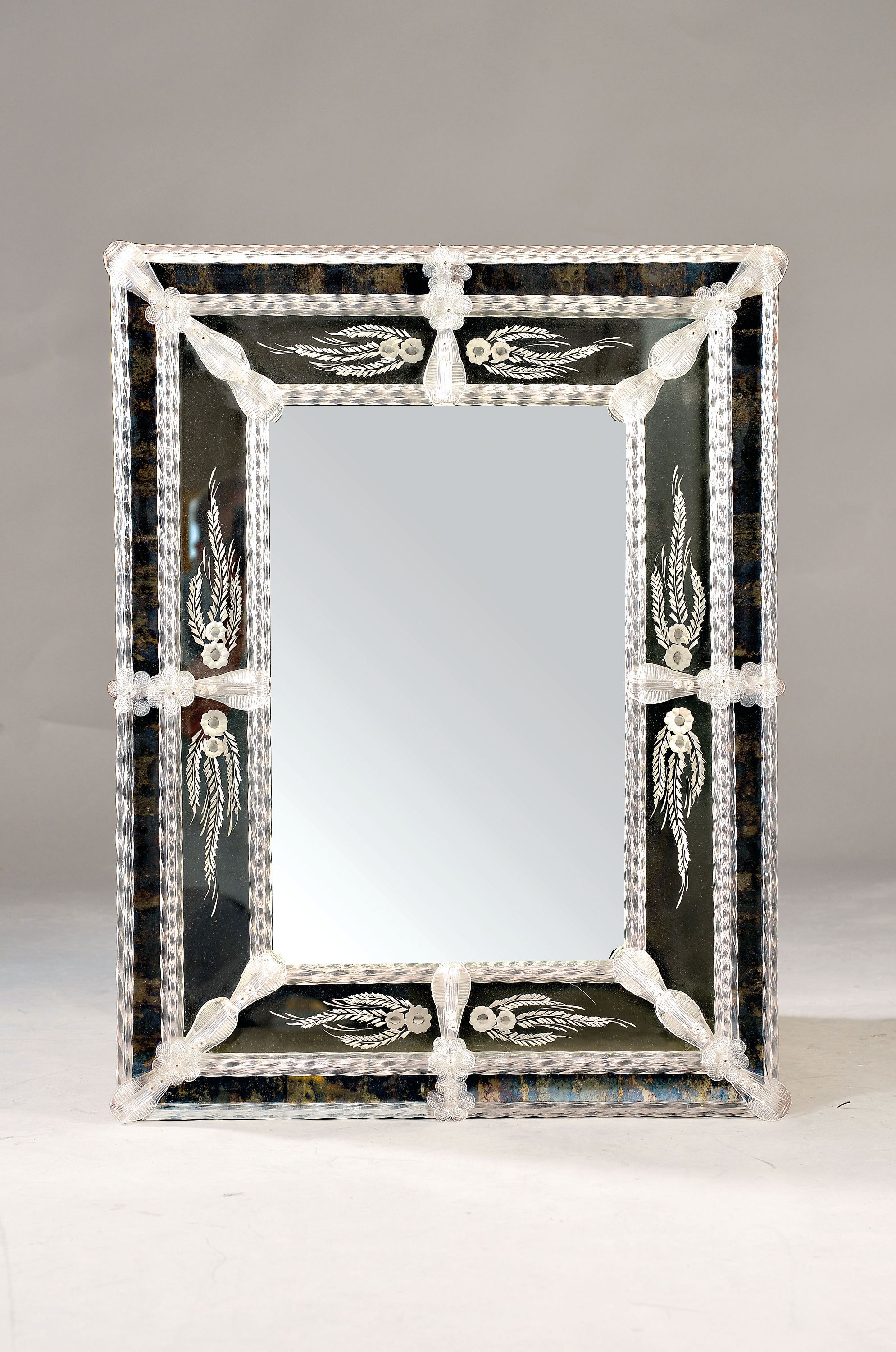 Image 27020829 - Wandspiegel, Murano, 20.Jh., reich mit Glas verziert, ca. 86 x 65 cm, EZ 2