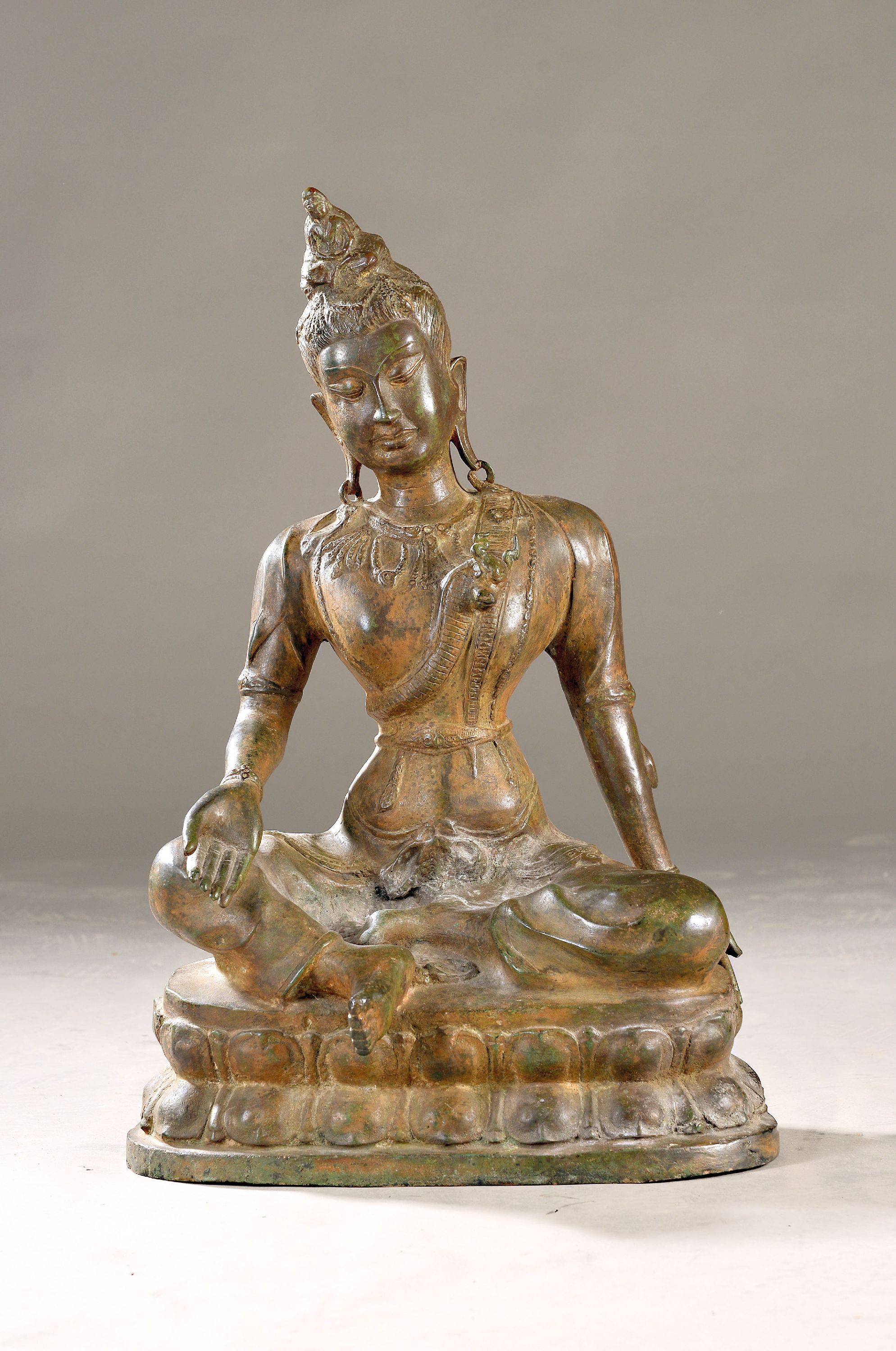 Image 27021219 - Großer sitzender Buddha, China, um 1900, Bronze, Keramikkern, auf doppeltem Lotussockel ...