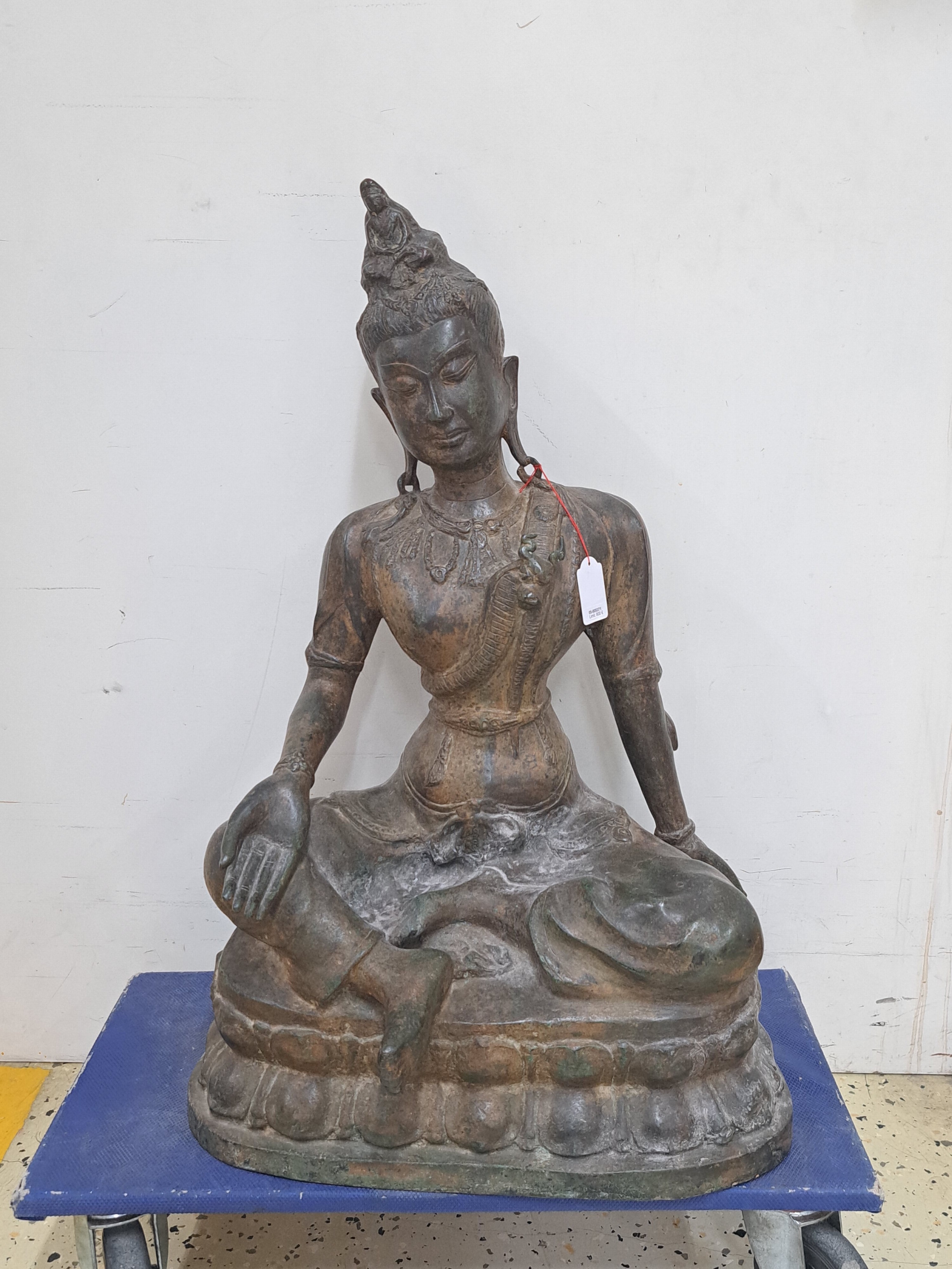 Detail a: Großer sitzender Buddha, China, wohl um 1900, Bronze, Keramikkern, auf doppeltem Lotussockel sitzend, H. 67 cm