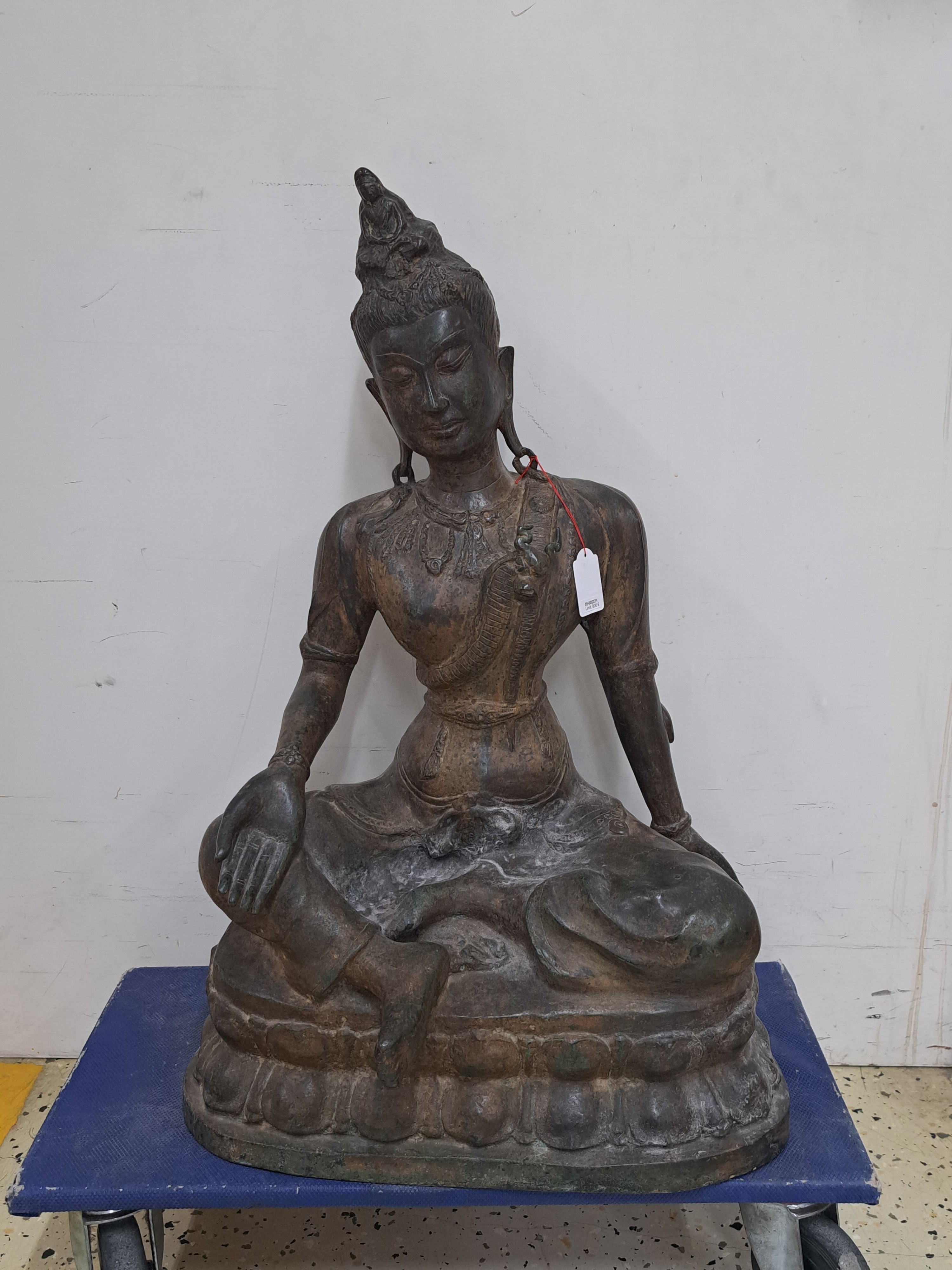 Detail b: Großer sitzender Buddha, China, wohl um 1900, Bronze, Keramikkern, auf doppeltem Lotussockel sitzend, H. 67 cm