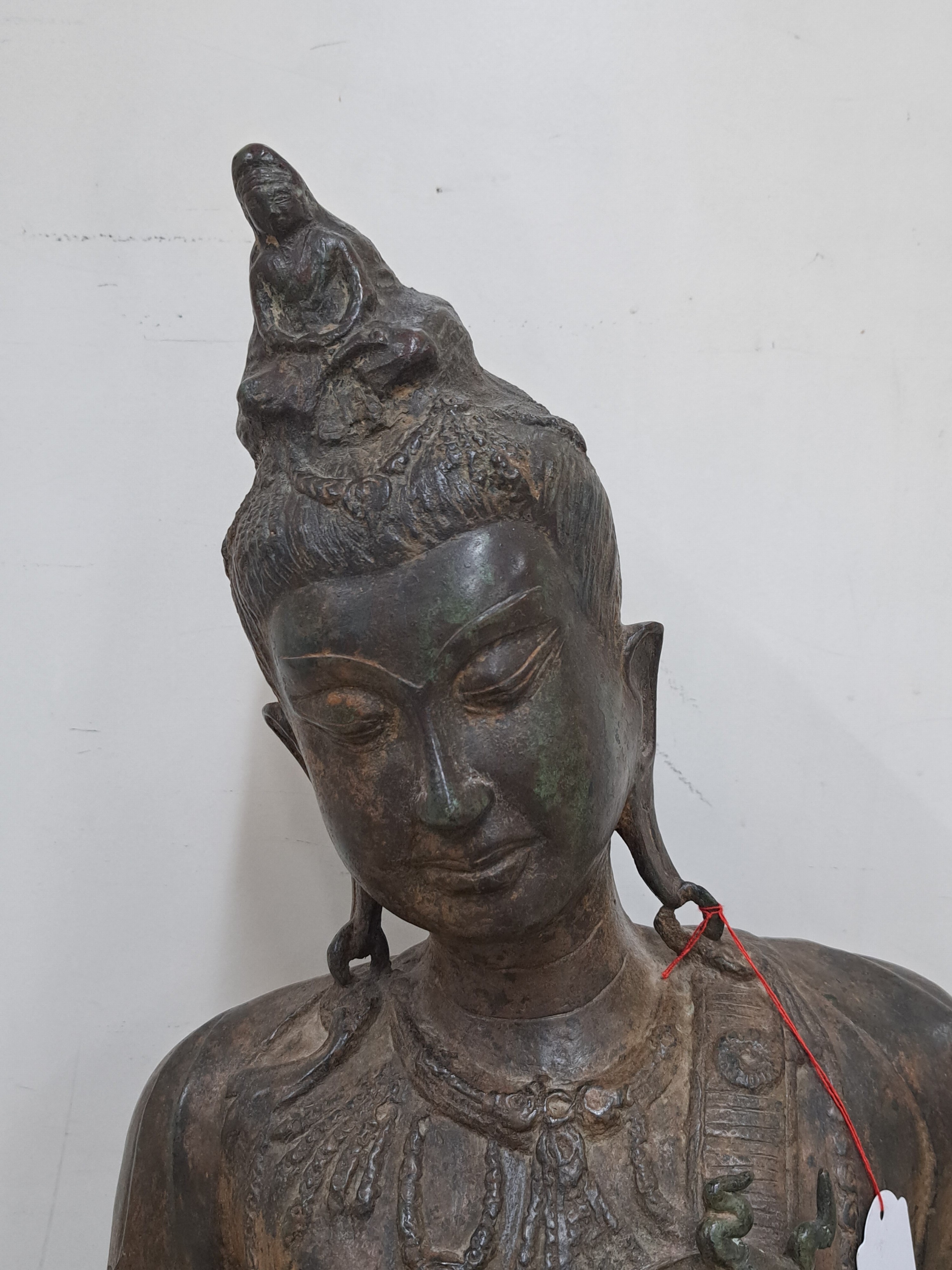 Detail c: Großer sitzender Buddha, China, wohl um 1900, Bronze, Keramikkern, auf doppeltem Lotussockel sitzend, H. 67 cm