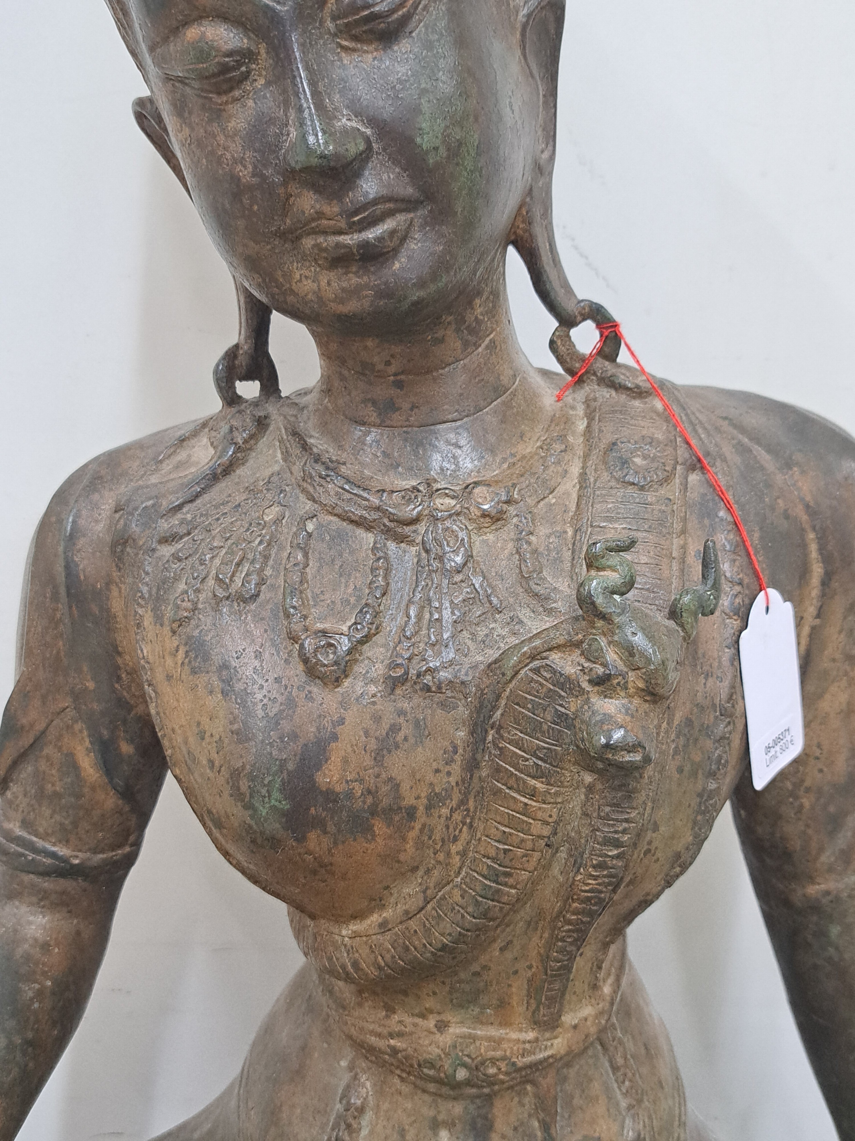 Detail d: Großer sitzender Buddha, China, wohl um 1900, Bronze, Keramikkern, auf doppeltem Lotussockel sitzend, H. 67 cm