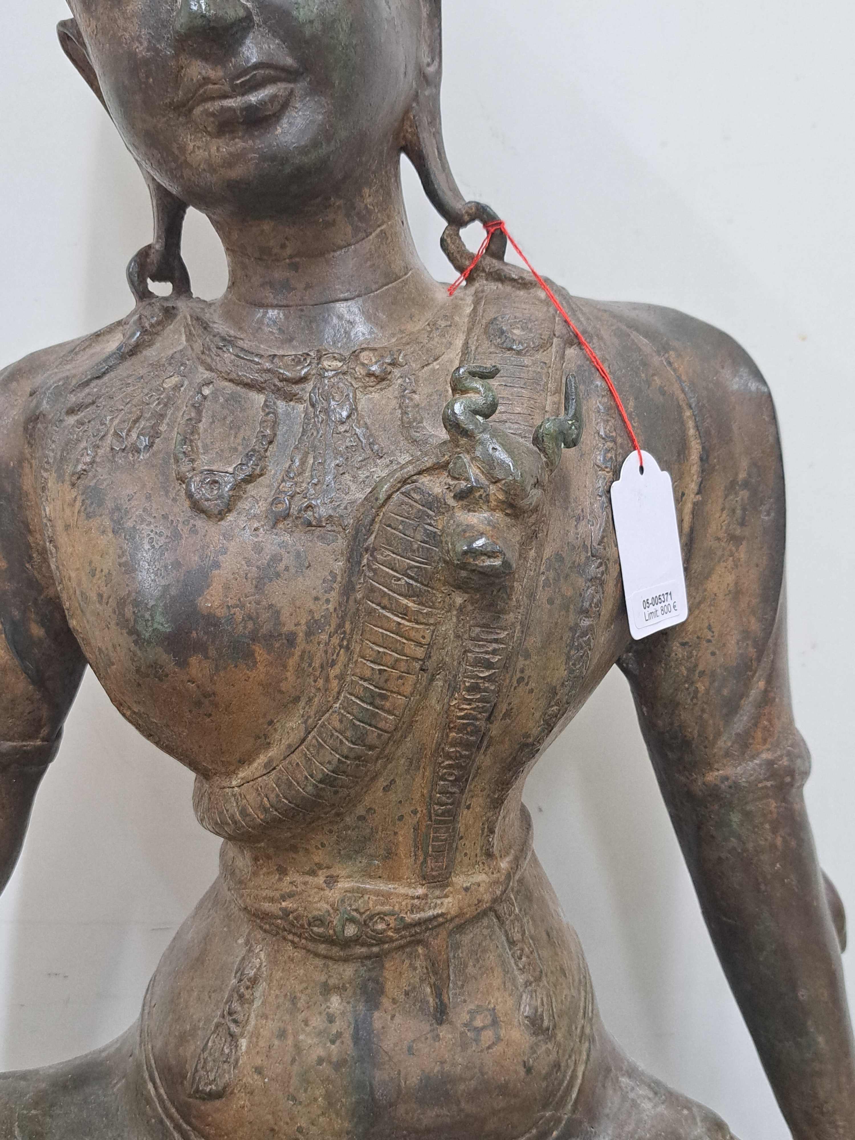 Detail e: Großer sitzender Buddha, China, wohl um 1900, Bronze, Keramikkern, auf doppeltem Lotussockel sitzend, H. 67 cm