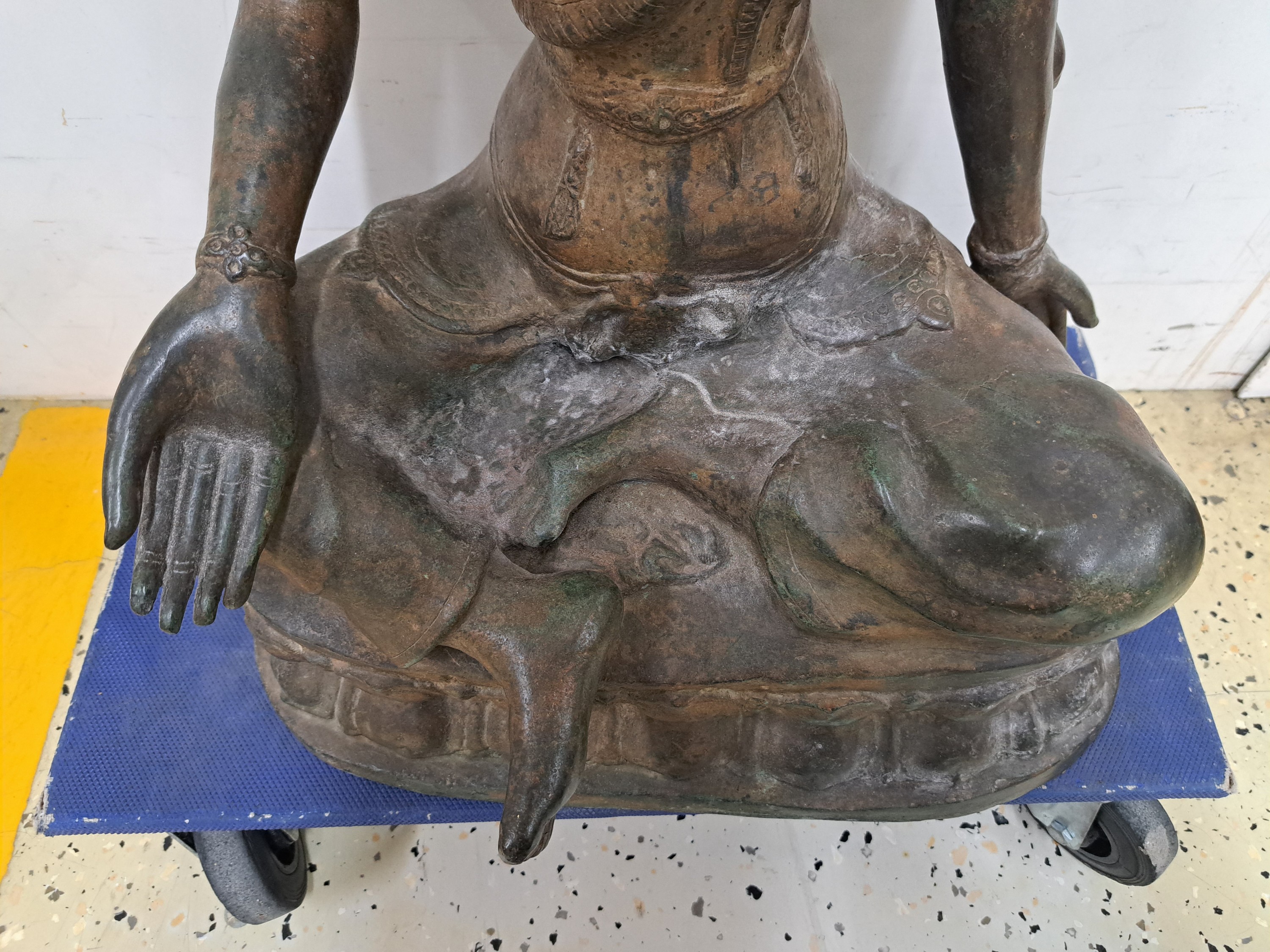 Detail f: Großer sitzender Buddha, China, wohl um 1900, Bronze, Keramikkern, auf doppeltem Lotussockel sitzend, H. 67 cm