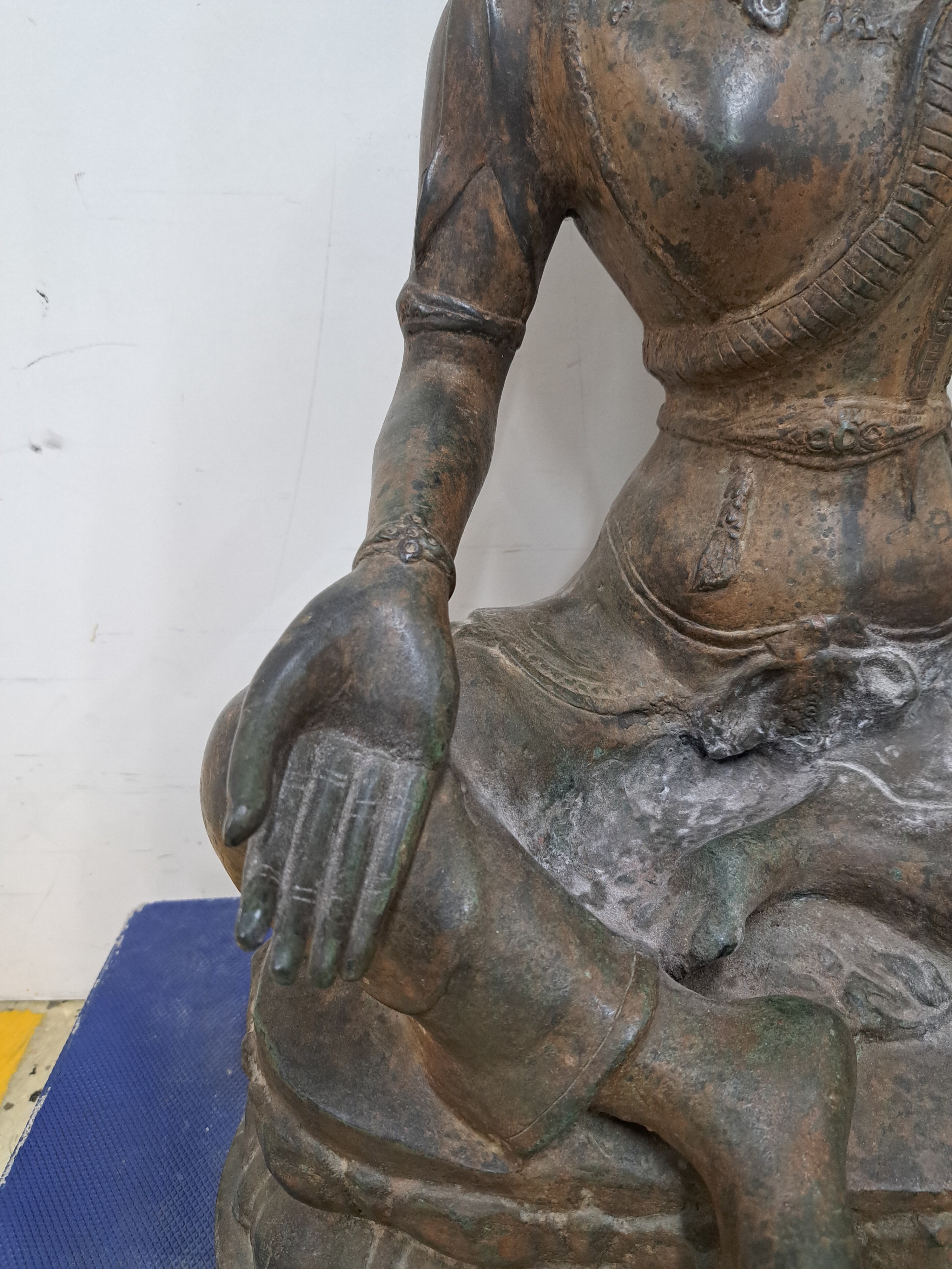 Detail g: Großer sitzender Buddha, China, wohl um 1900, Bronze, Keramikkern, auf doppeltem Lotussockel sitzend, H. 67 cm