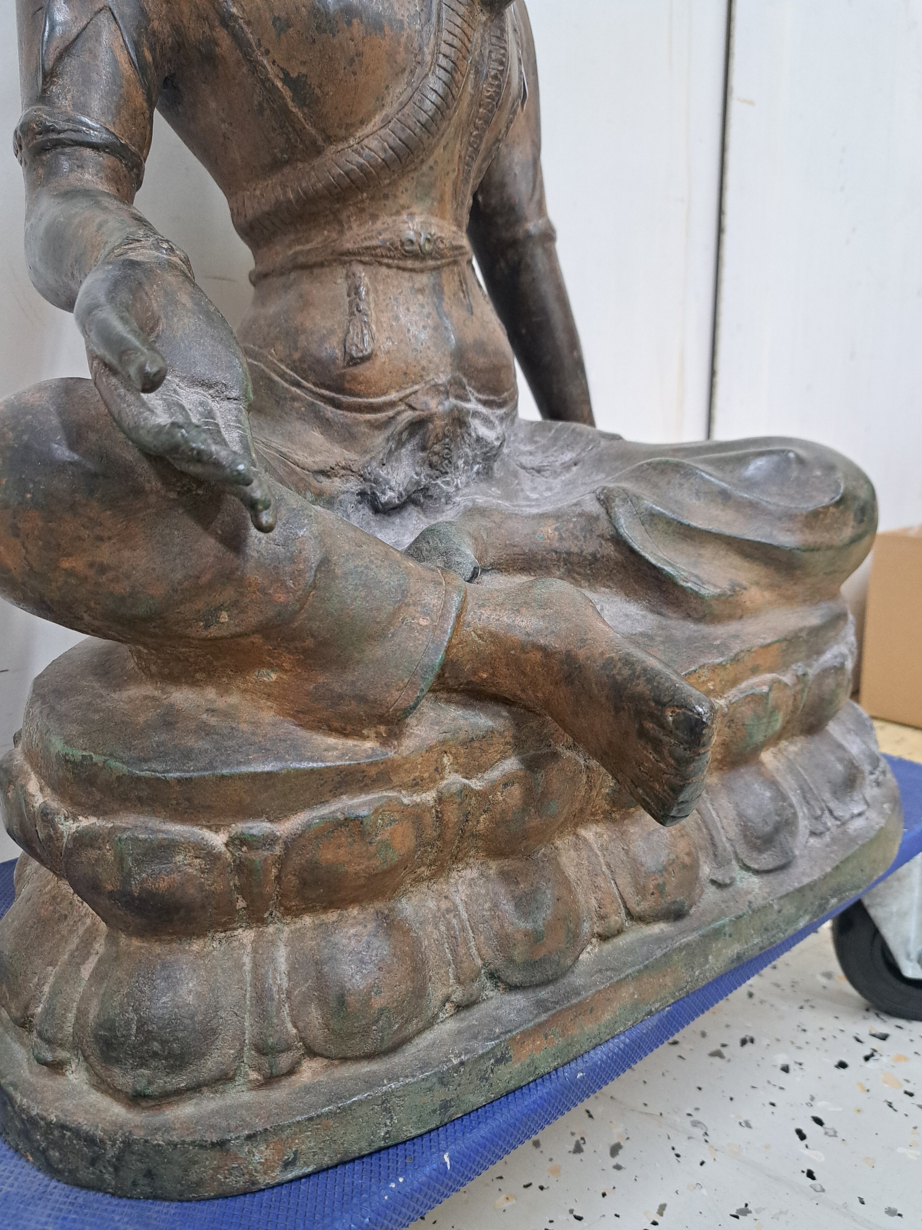 Detail h: Großer sitzender Buddha, China, wohl um 1900, Bronze, Keramikkern, auf doppeltem Lotussockel sitzend, H. 67 cm
