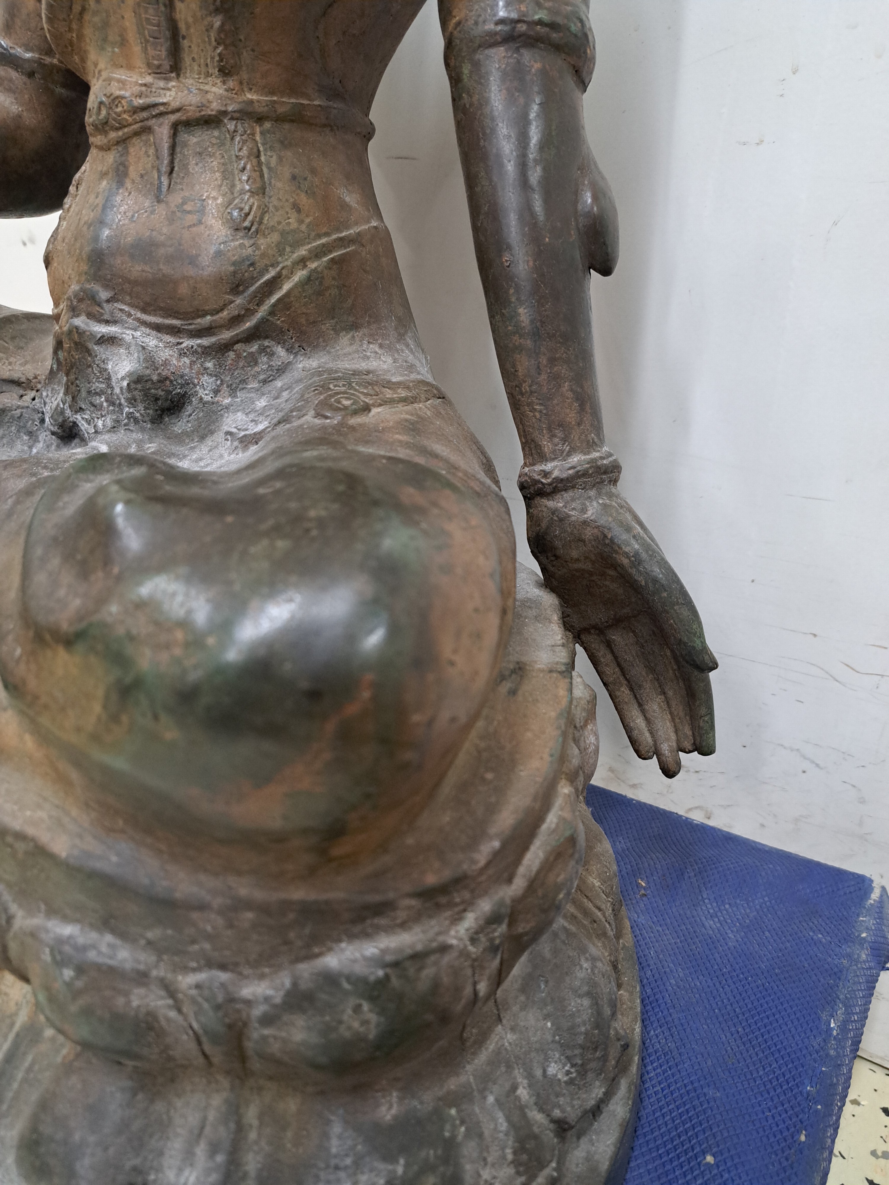 Detail i: Großer sitzender Buddha, China, wohl um 1900, Bronze, Keramikkern, auf doppeltem Lotussockel sitzend, H. 67 cm