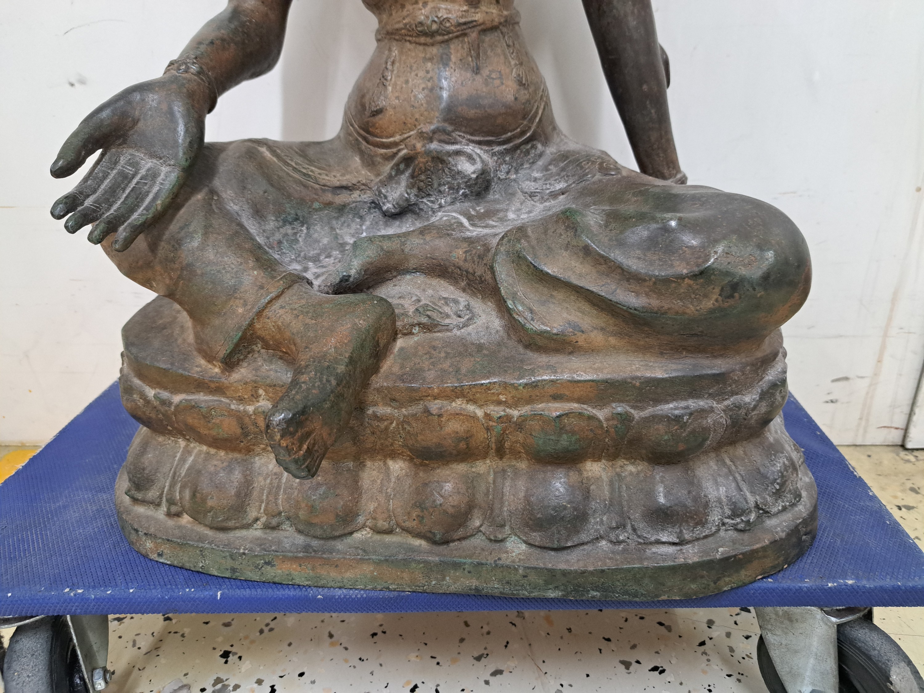 Detail j: Großer sitzender Buddha, China, wohl um 1900, Bronze, Keramikkern, auf doppeltem Lotussockel sitzend, H. 67 cm