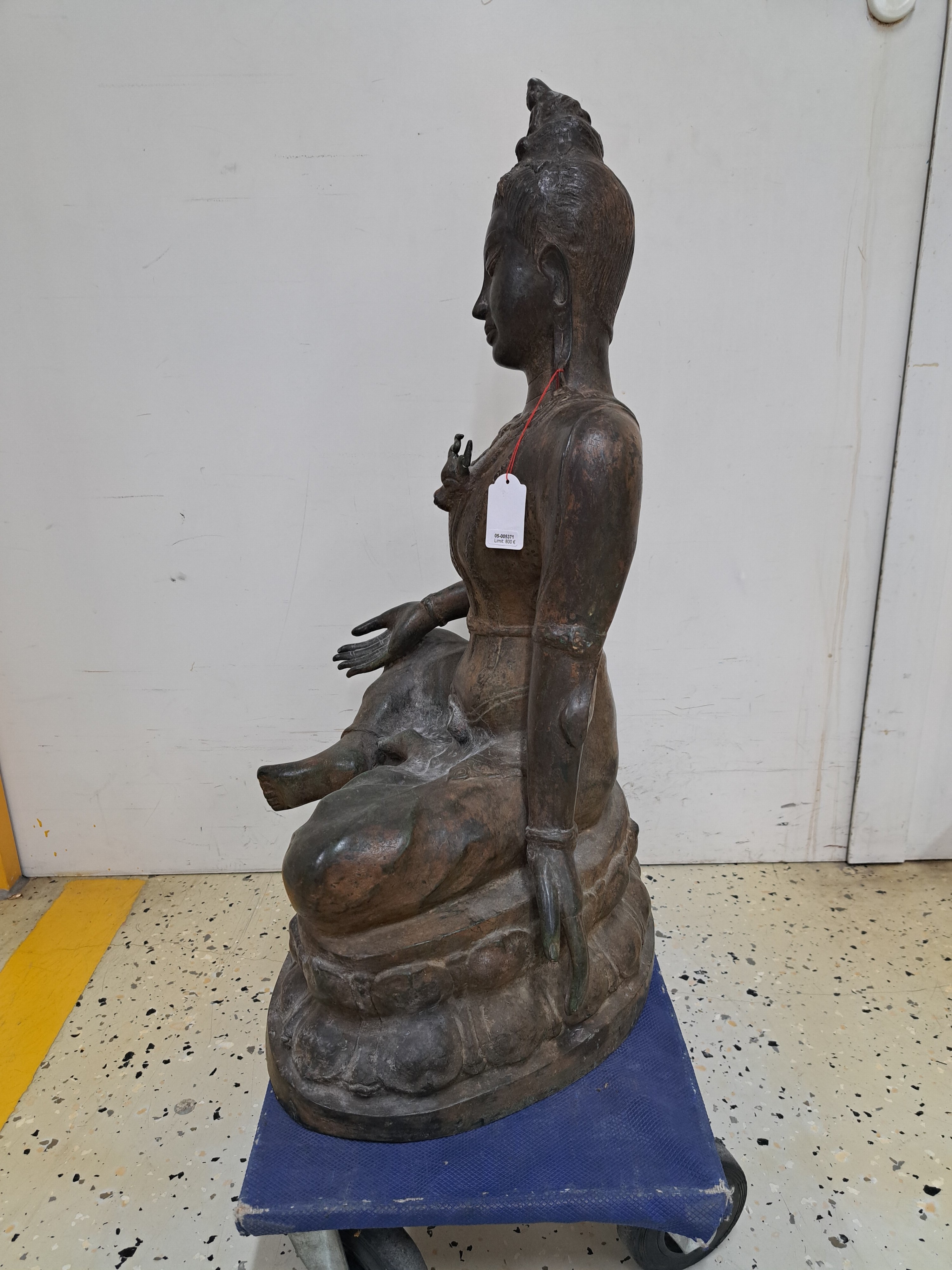 Detail k: Großer sitzender Buddha, China, wohl um 1900, Bronze, Keramikkern, auf doppeltem Lotussockel sitzend, H. 67 cm