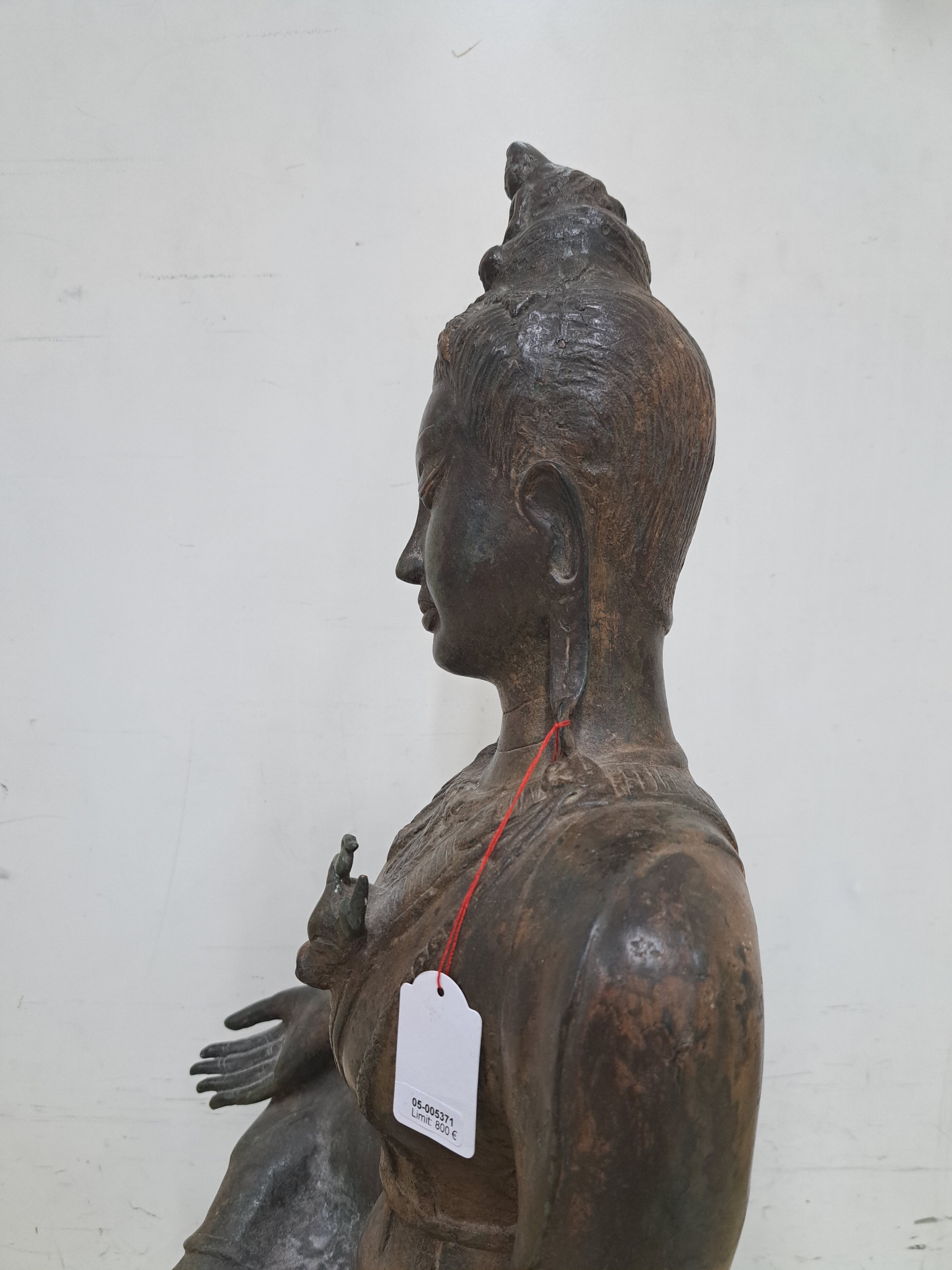 Detail l: Großer sitzender Buddha, China, wohl um 1900, Bronze, Keramikkern, auf doppeltem Lotussockel sitzend, H. 67 cm