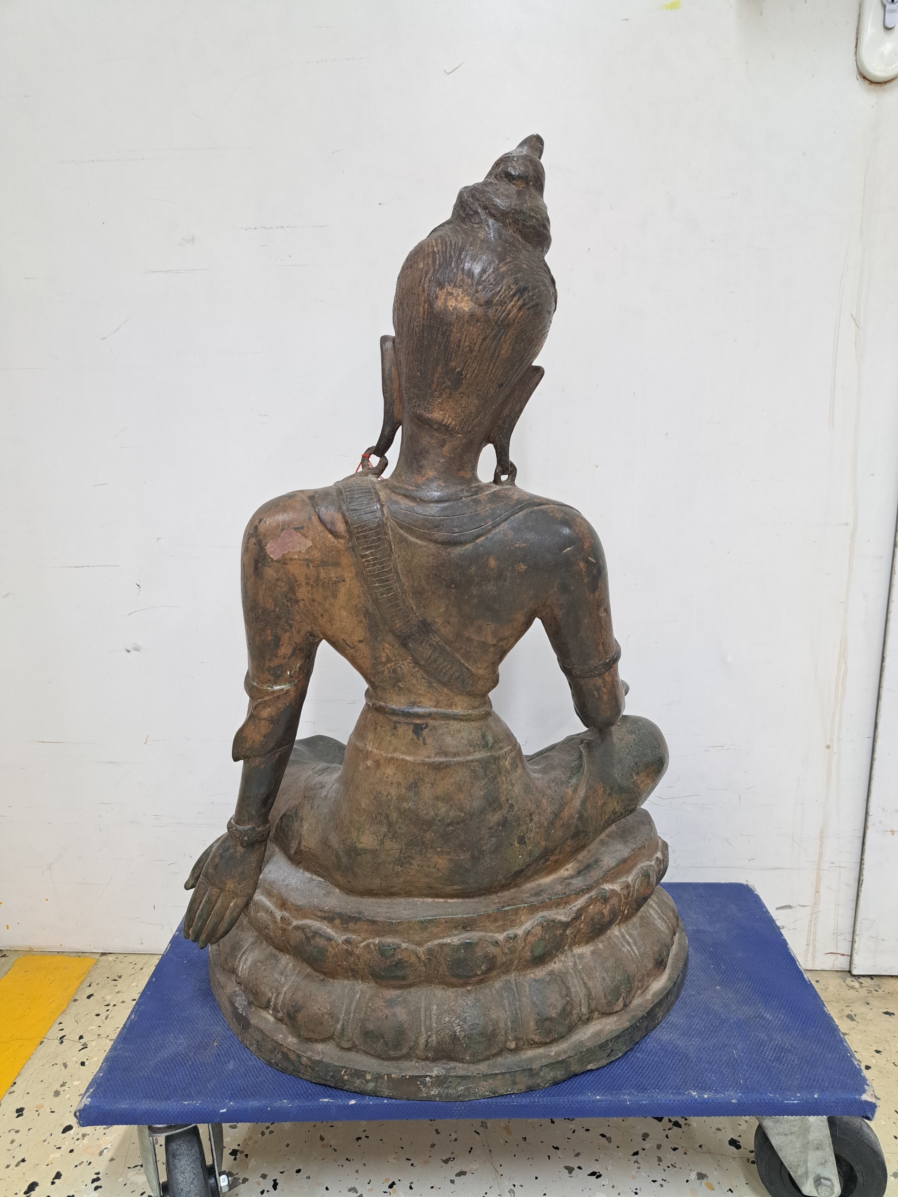 Detail m: Großer sitzender Buddha, China, wohl um 1900, Bronze, Keramikkern, auf doppeltem Lotussockel sitzend, H. 67 cm