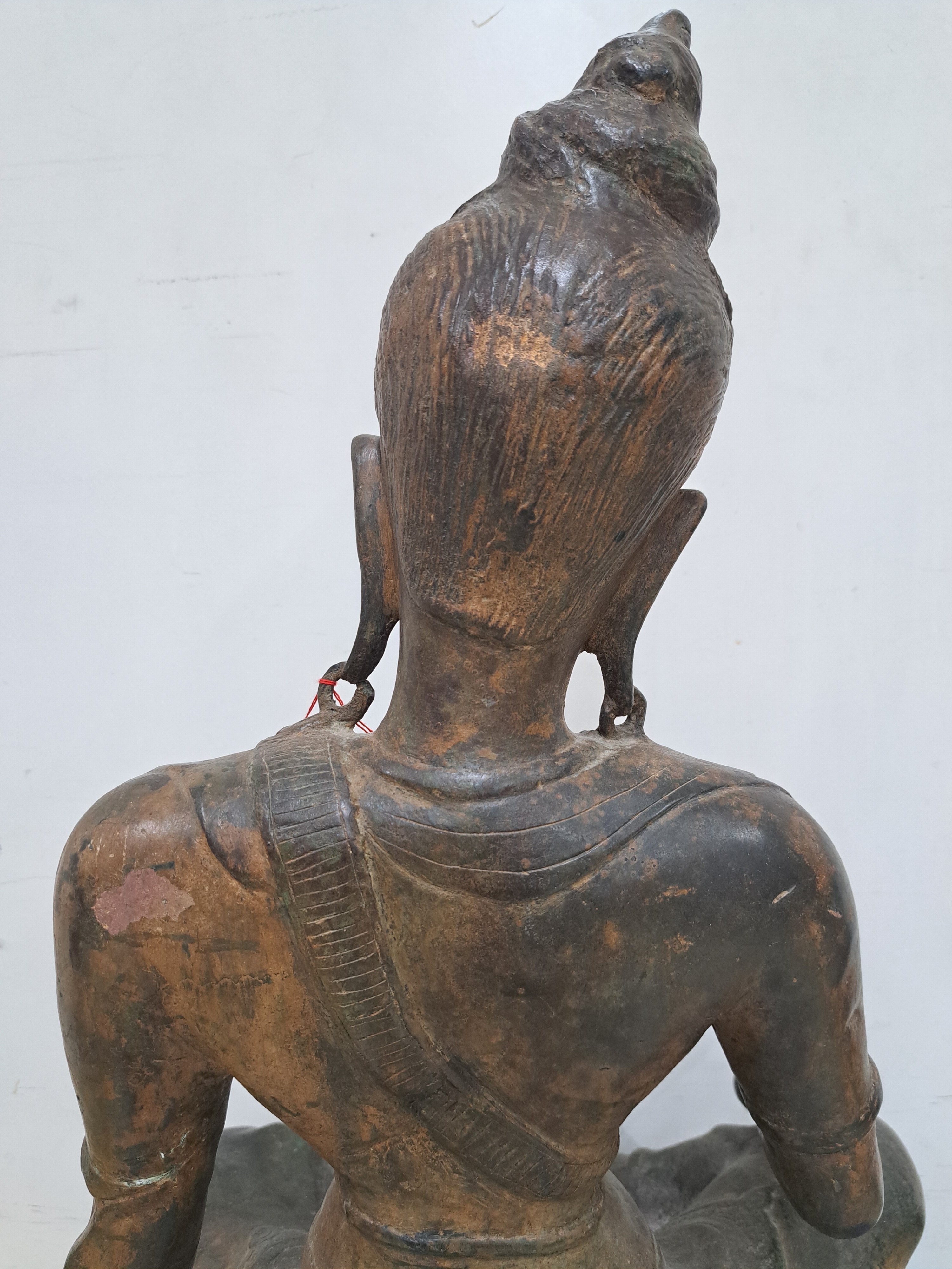 Detail n: Großer sitzender Buddha, China, wohl um 1900, Bronze, Keramikkern, auf doppeltem Lotussockel sitzend, H. 67 cm