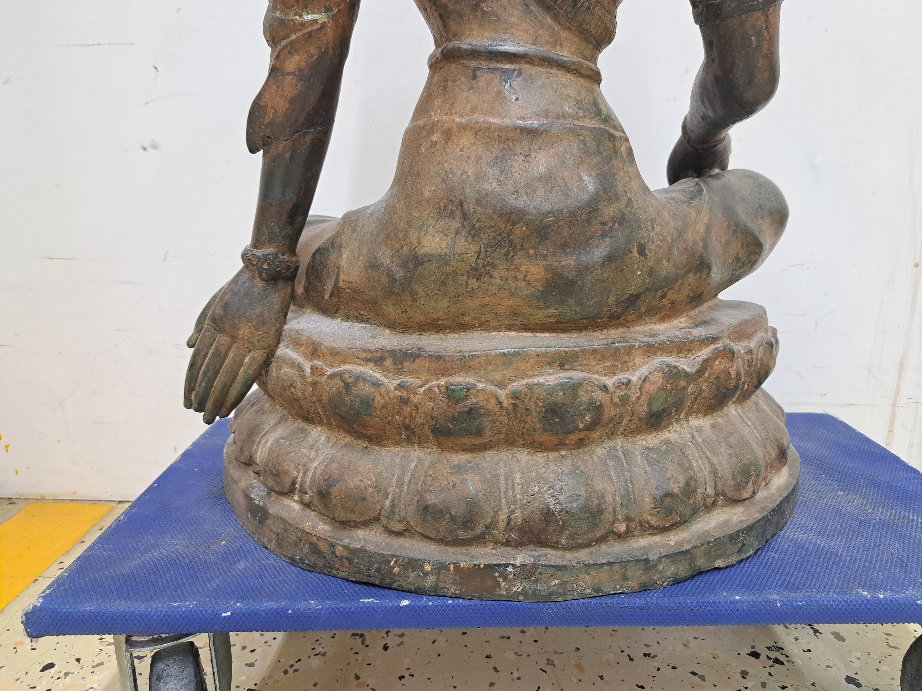 Detail o: Großer sitzender Buddha, China, wohl um 1900, Bronze, Keramikkern, auf doppeltem Lotussockel sitzend, H. 67 cm