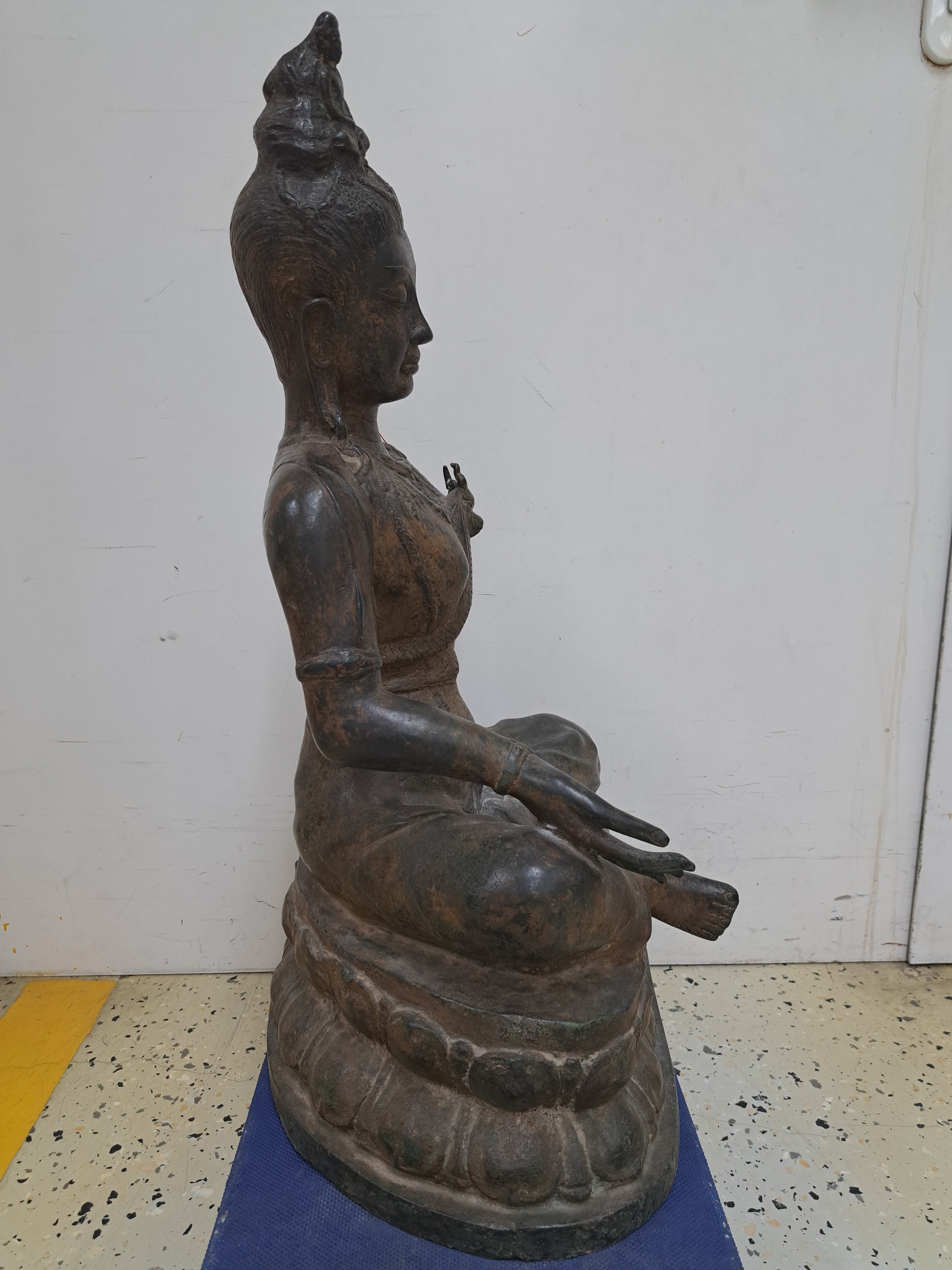 Detail p: Großer sitzender Buddha, China, wohl um 1900, Bronze, Keramikkern, auf doppeltem Lotussockel sitzend, H. 67 cm