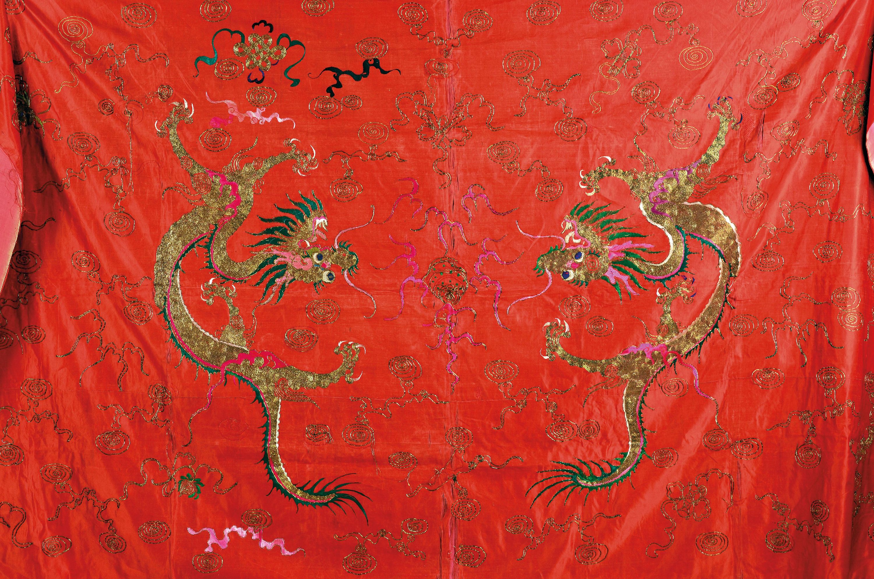 Image 27021220 - Große Seidenstickerei, China, um 1900, leuchtend rote Seide, reich bestickt, doppelter ...