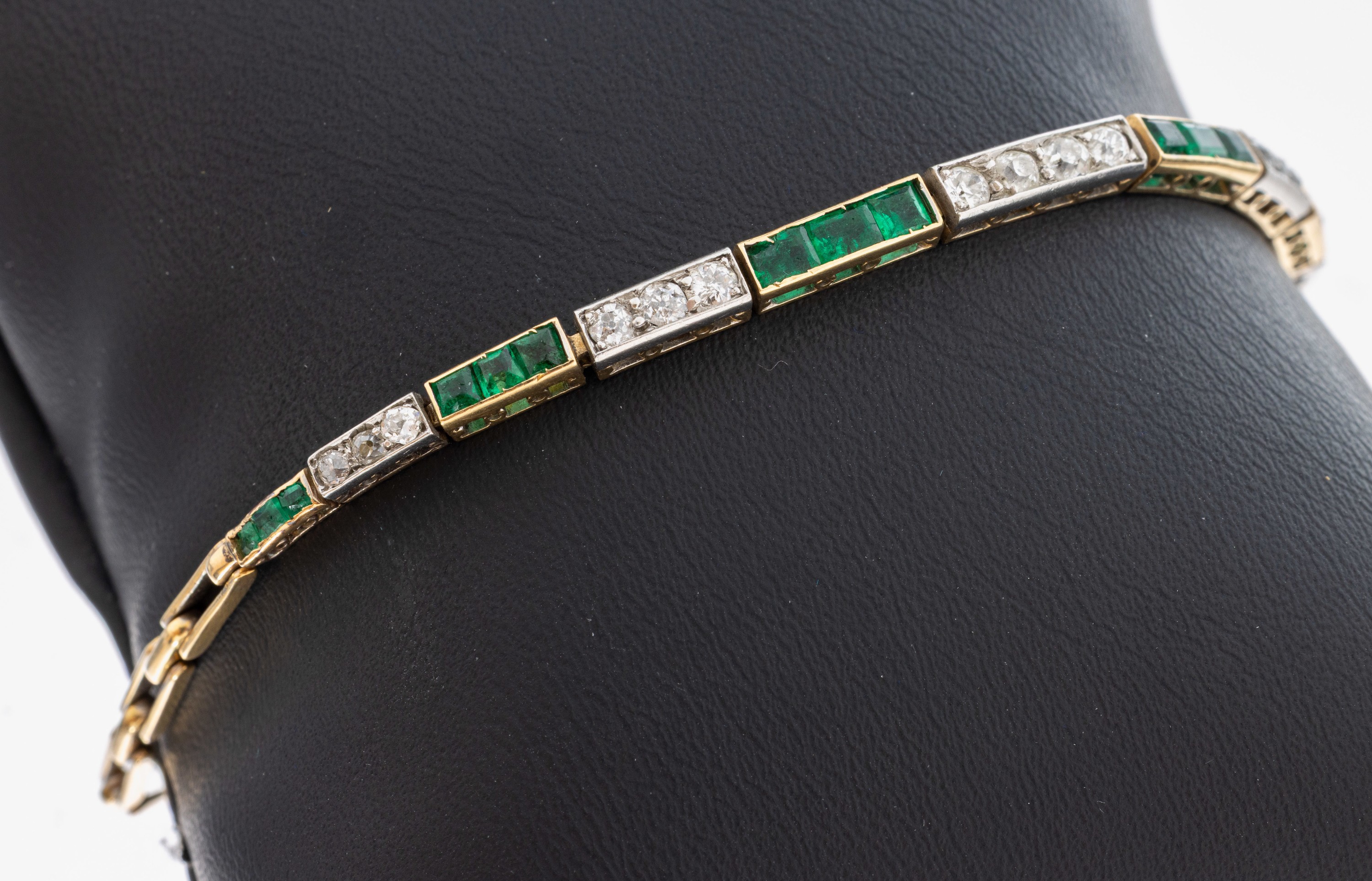 Image 27021222 - 14 kt Gold Art Deco Smaragd-Diamant-Armband, 1920er Jahre, GG 585/000 und Platin, 18 ...