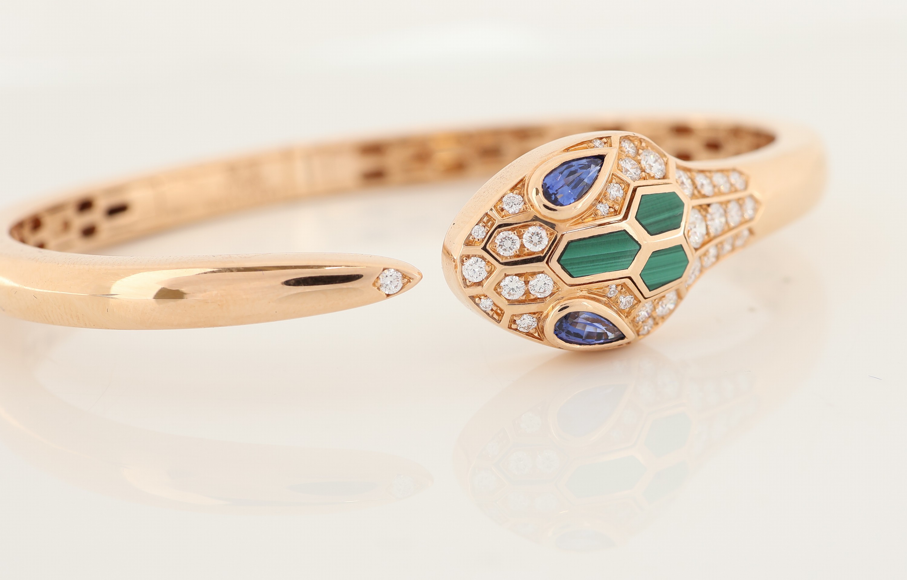 Detail b: 18 kt Gold BULGARI Saphir-Brillant-Malachit- Armspange, RG 750/000, Modell Serpenti Seduttori, 2 facett. Saphir-Tropfen zus. ca. 0.40 ct, 34 ...