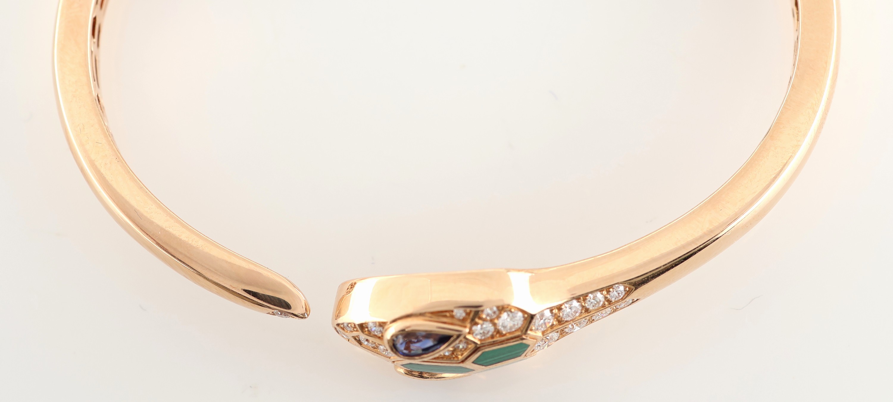 Detail d: 18 kt Gold BULGARI Saphir-Brillant-Malachit- Armspange, RG 750/000, Modell Serpenti Seduttori, 2 facett. Saphir-Tropfen zus. ca. 0.40 ct, 34 ...