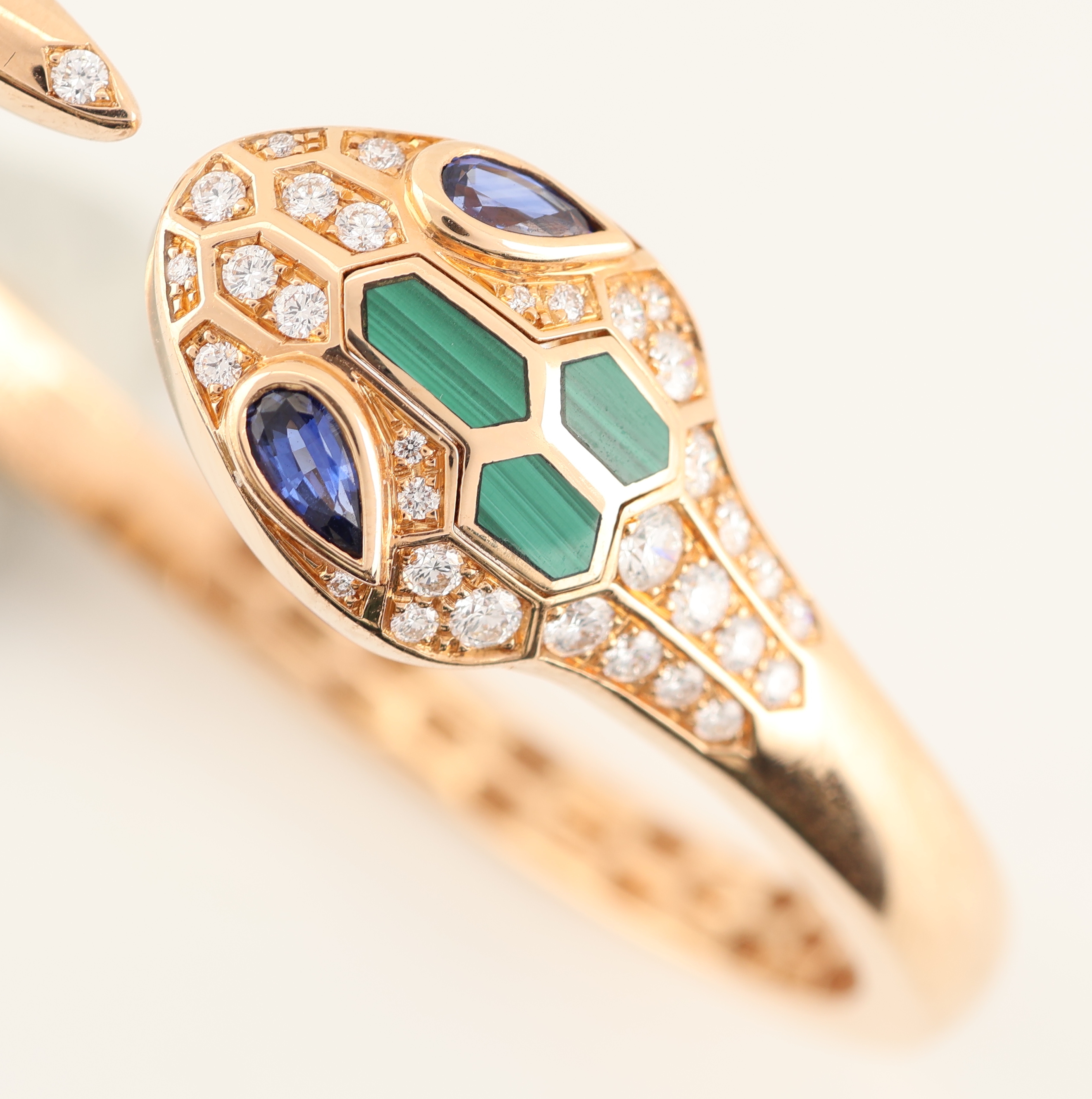 Detail e: 18 kt Gold BULGARI Saphir-Brillant-Malachit- Armspange, RG 750/000, Modell Serpenti Seduttori, 2 facett. Saphir-Tropfen zus. ca. 0.40 ct, 34 ...