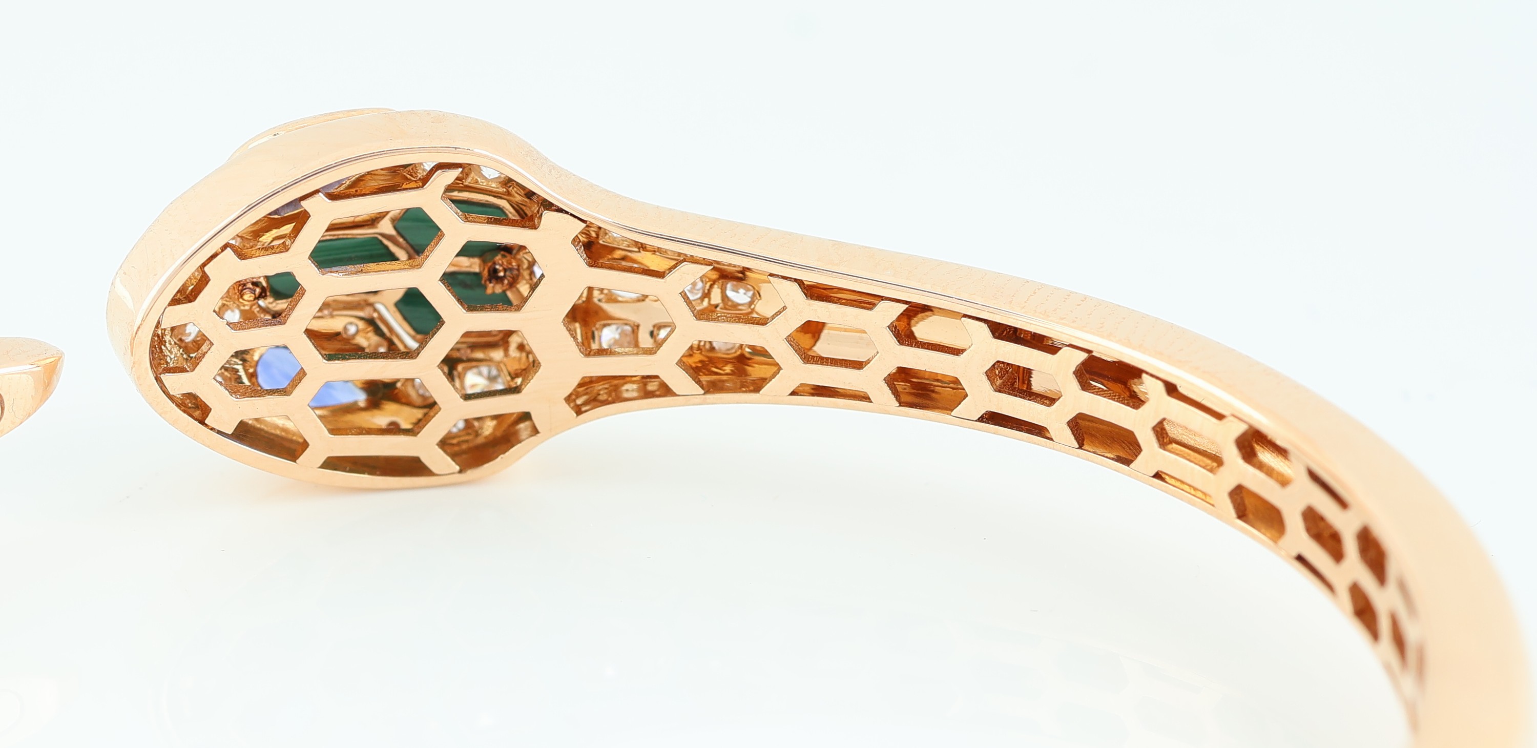 Detail f: 18 kt Gold BULGARI Saphir-Brillant-Malachit- Armspange, RG 750/000, Modell Serpenti Seduttori, 2 facett. Saphir-Tropfen zus. ca. 0.40 ct, 34 ...