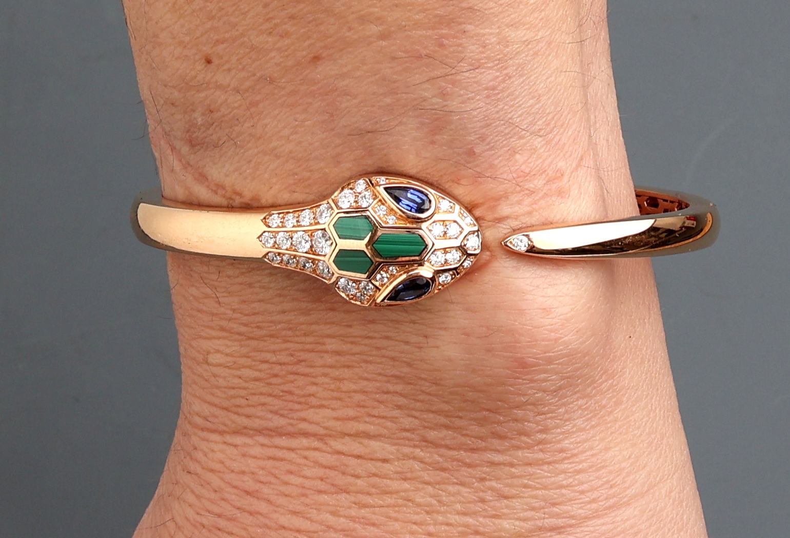 Detail h: 18 kt Gold BULGARI Saphir-Brillant-Malachit- Armspange, RG 750/000, Modell Serpenti Seduttori, 2 facett. Saphir-Tropfen zus. ca. 0.40 ct, 34 ...