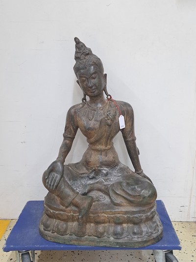 27021219a - Großer sitzender Buddha, China, um 1900, Bronze, Keramikkern, auf doppeltem Lotussockel ...