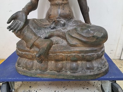 27021219j - Großer sitzender Buddha, China, um 1900, Bronze, Keramikkern, auf doppeltem Lotussockel ...