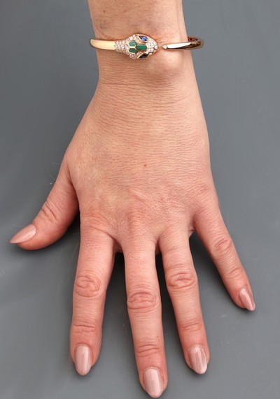 27021223g - 18 kt Gold BULGARI Saphir-Brillant-Malachit- Armspange, RG 750/000, Modell Serpenti ...