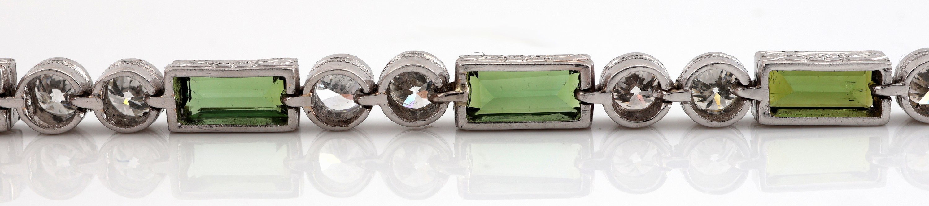 Detail b: Platin Art Deco Turmalin-Diamant-Armband, um 1920, Platin gepr., Turmalin-Baguettes zus.ca. 2.0 ct, 24 Altschliff-Diamanten zus. ca. 2.50 ct ...