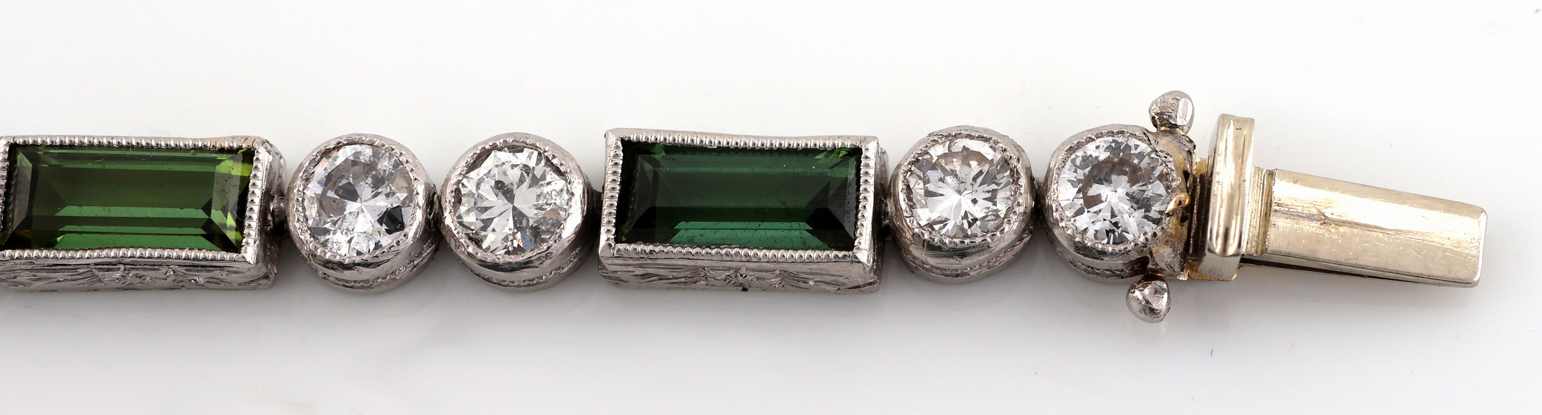 Detail c: Platin Art Deco Turmalin-Diamant-Armband, um 1920, Platin gepr., Turmalin-Baguettes zus.ca. 2.0 ct, 24 Altschliff-Diamanten zus. ca. 2.50 ct ...