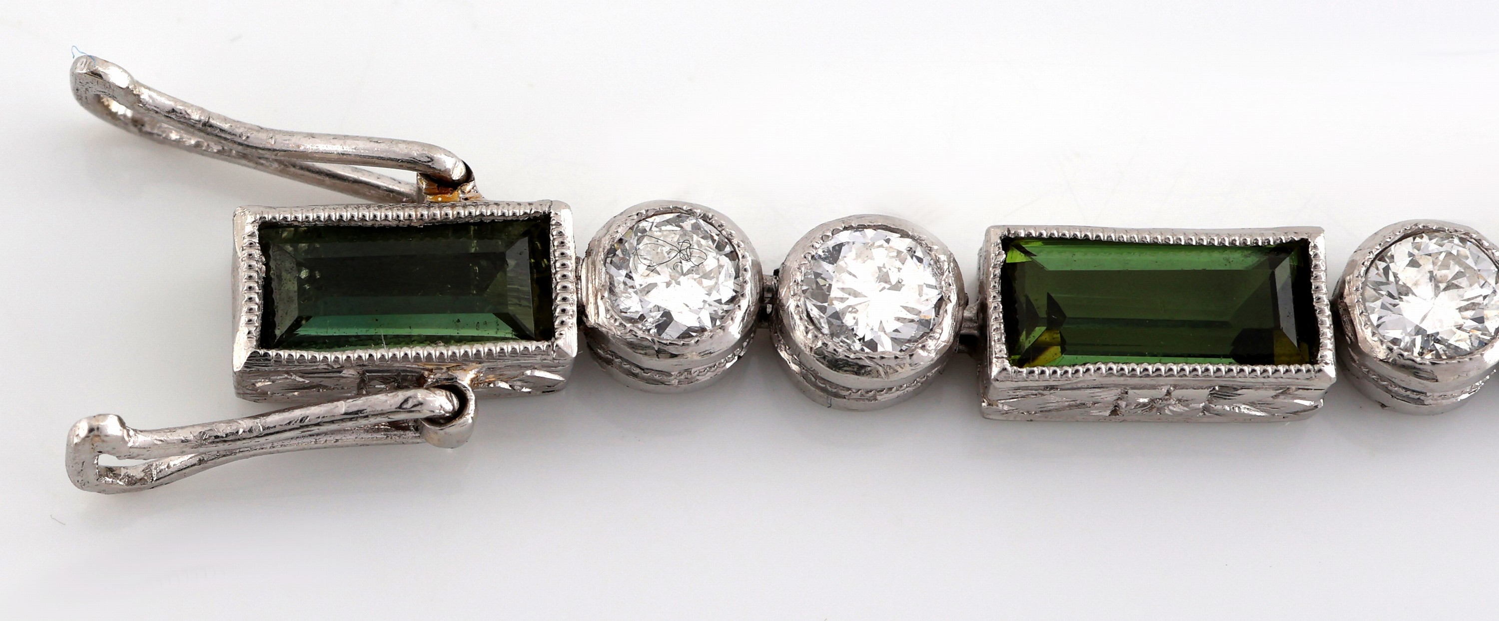Detail d: Platin Art Deco Turmalin-Diamant-Armband, um 1920, Platin gepr., Turmalin-Baguettes zus.ca. 2.0 ct, 24 Altschliff-Diamanten zus. ca. 2.50 ct ...