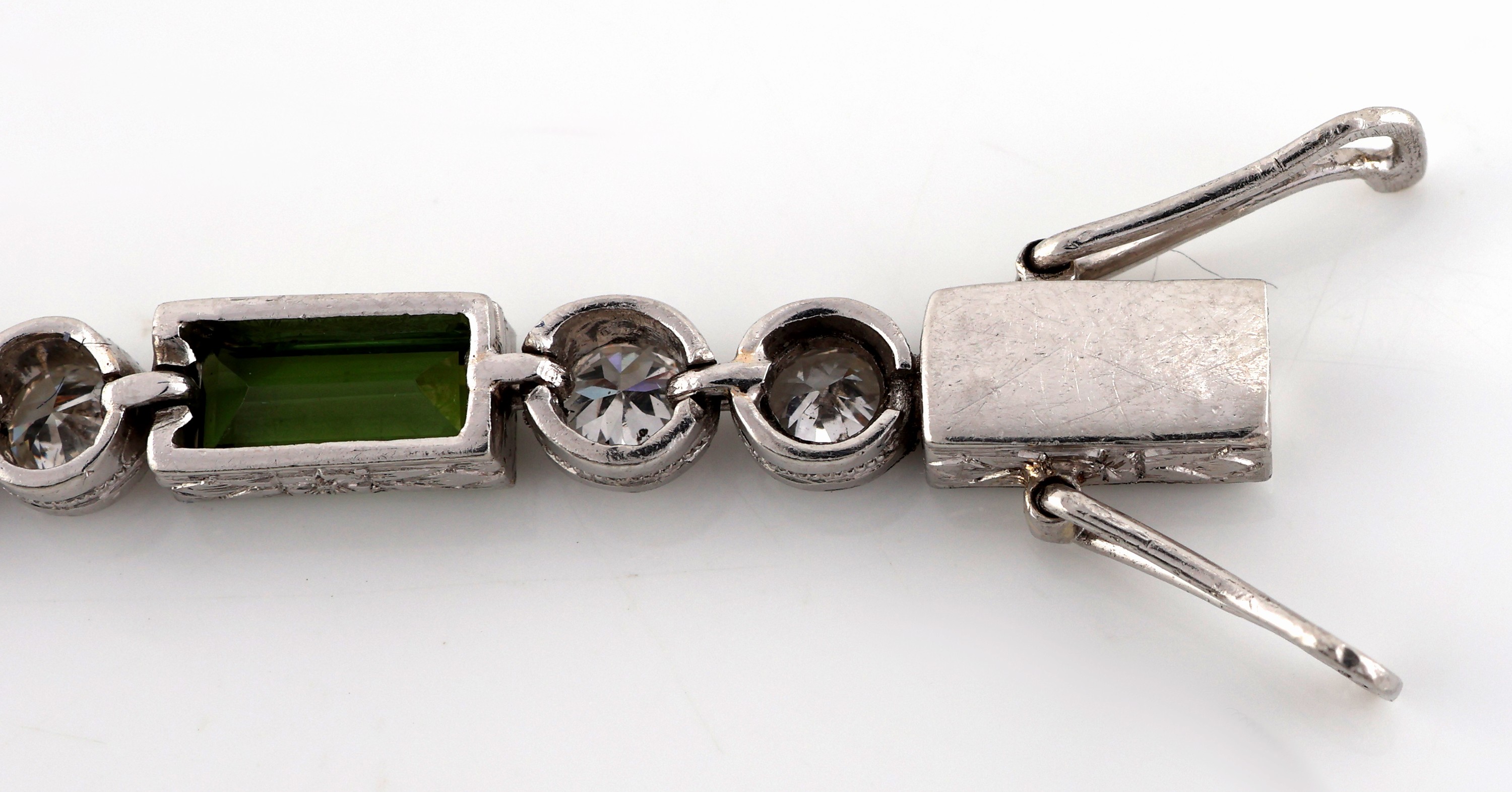 Detail e: Platin Art Deco Turmalin-Diamant-Armband, um 1920, Platin gepr., Turmalin-Baguettes zus.ca. 2.0 ct, 24 Altschliff-Diamanten zus. ca. 2.50 ct ...