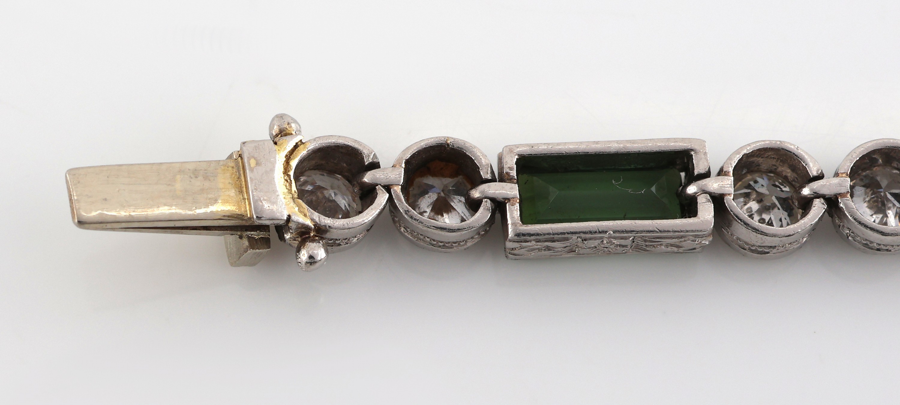 Detail f: Platin Art Deco Turmalin-Diamant-Armband, um 1920, Platin gepr., Turmalin-Baguettes zus.ca. 2.0 ct, 24 Altschliff-Diamanten zus. ca. 2.50 ct ...