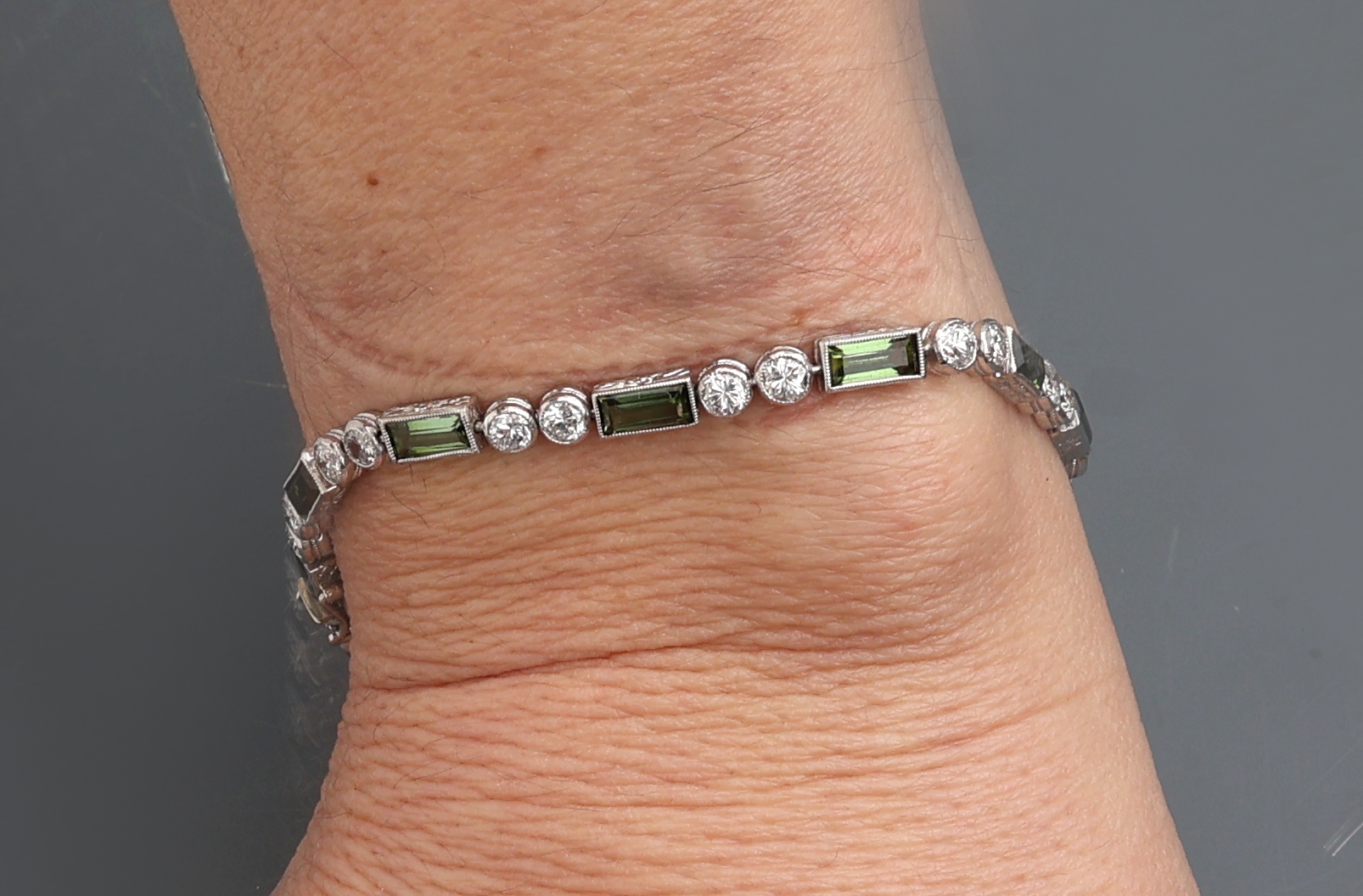 Detail g: Platin Art Deco Turmalin-Diamant-Armband, um 1920, Platin gepr., Turmalin-Baguettes zus.ca. 2.0 ct, 24 Altschliff-Diamanten zus. ca. 2.50 ct ...