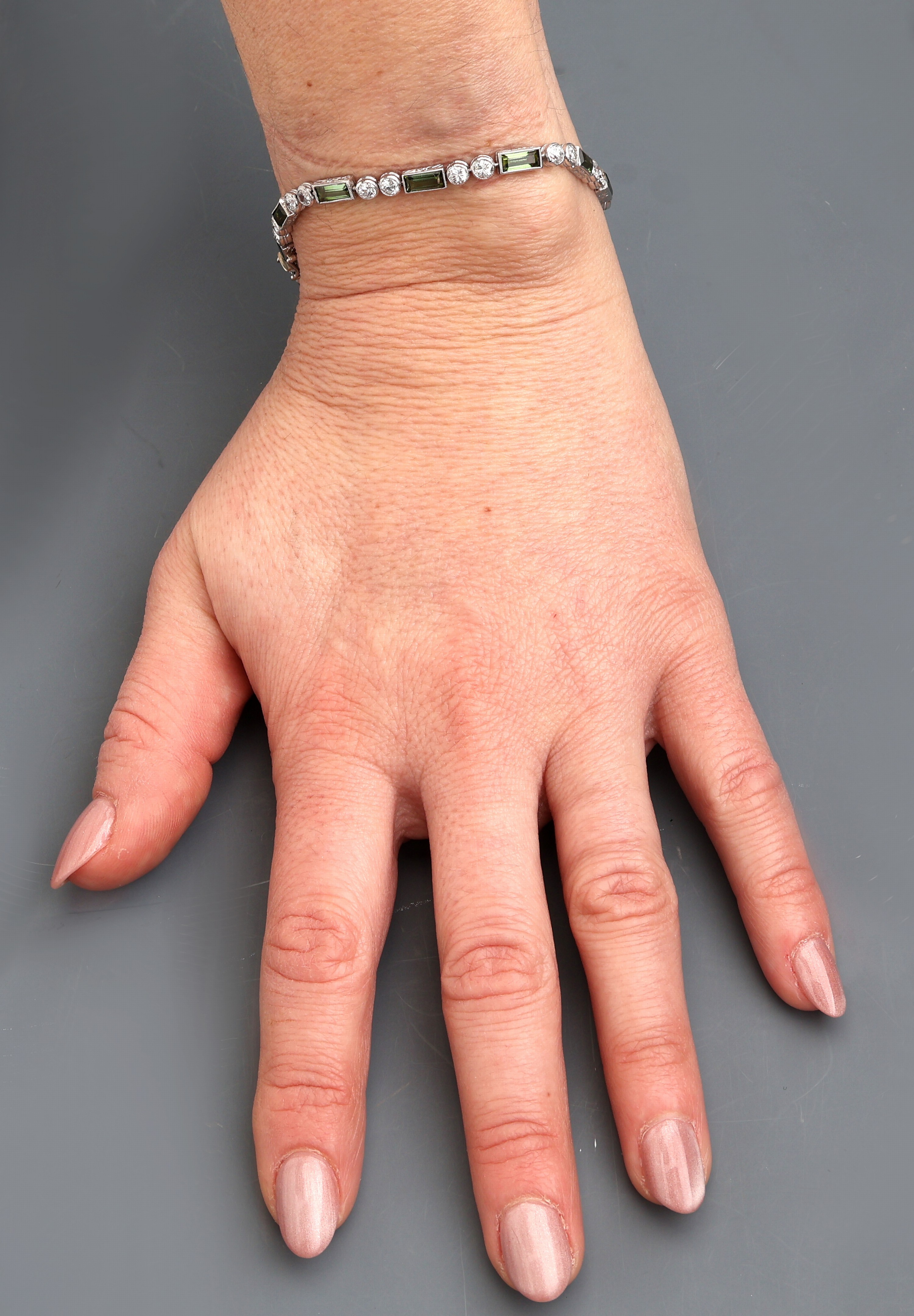 Detail h: Platin Art Deco Turmalin-Diamant-Armband, um 1920, Platin gepr., Turmalin-Baguettes zus.ca. 2.0 ct, 24 Altschliff-Diamanten zus. ca. 2.50 ct ...