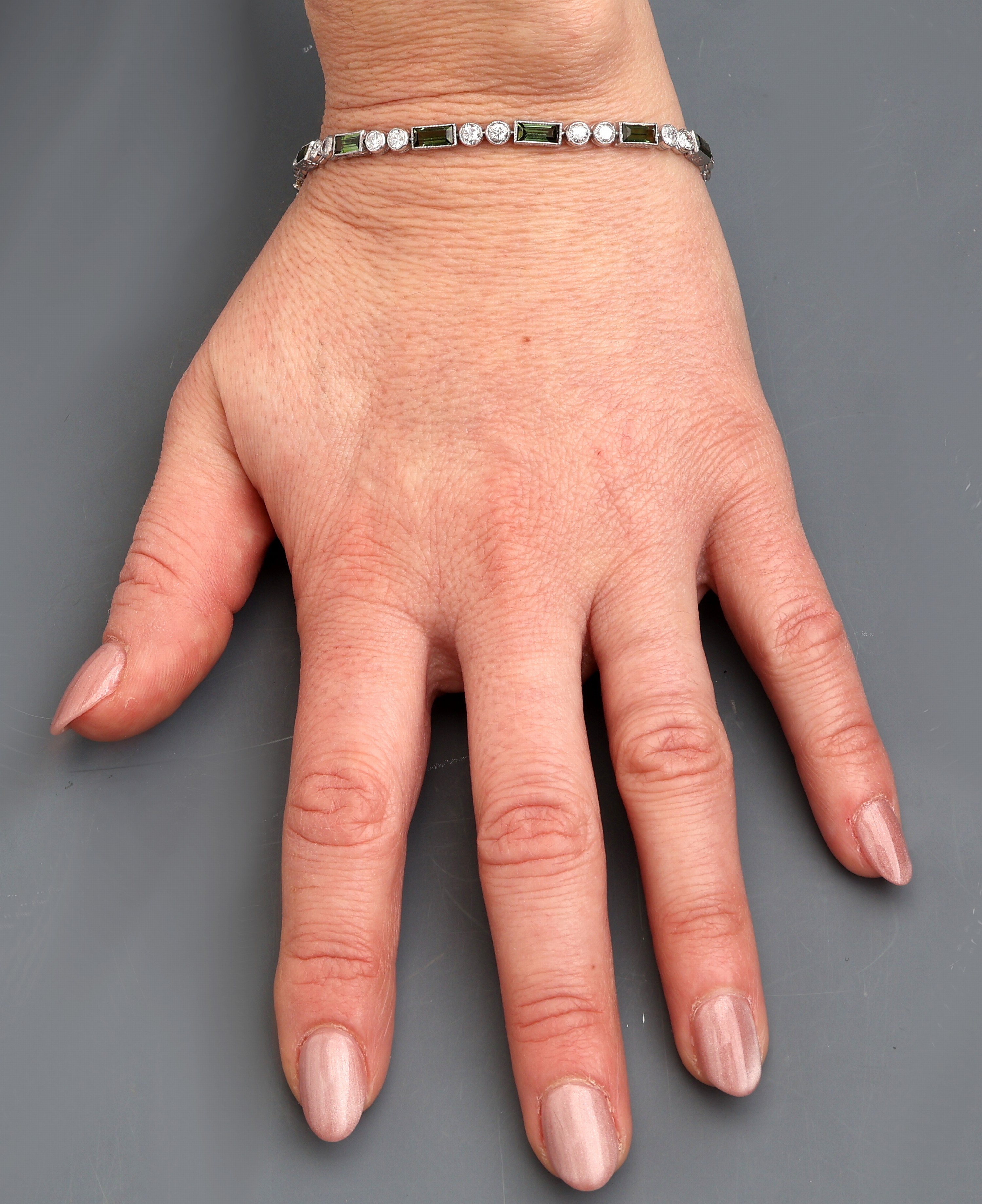 Detail i: Platin Art Deco Turmalin-Diamant-Armband, um 1920, Platin gepr., Turmalin-Baguettes zus.ca. 2.0 ct, 24 Altschliff-Diamanten zus. ca. 2.50 ct ...
