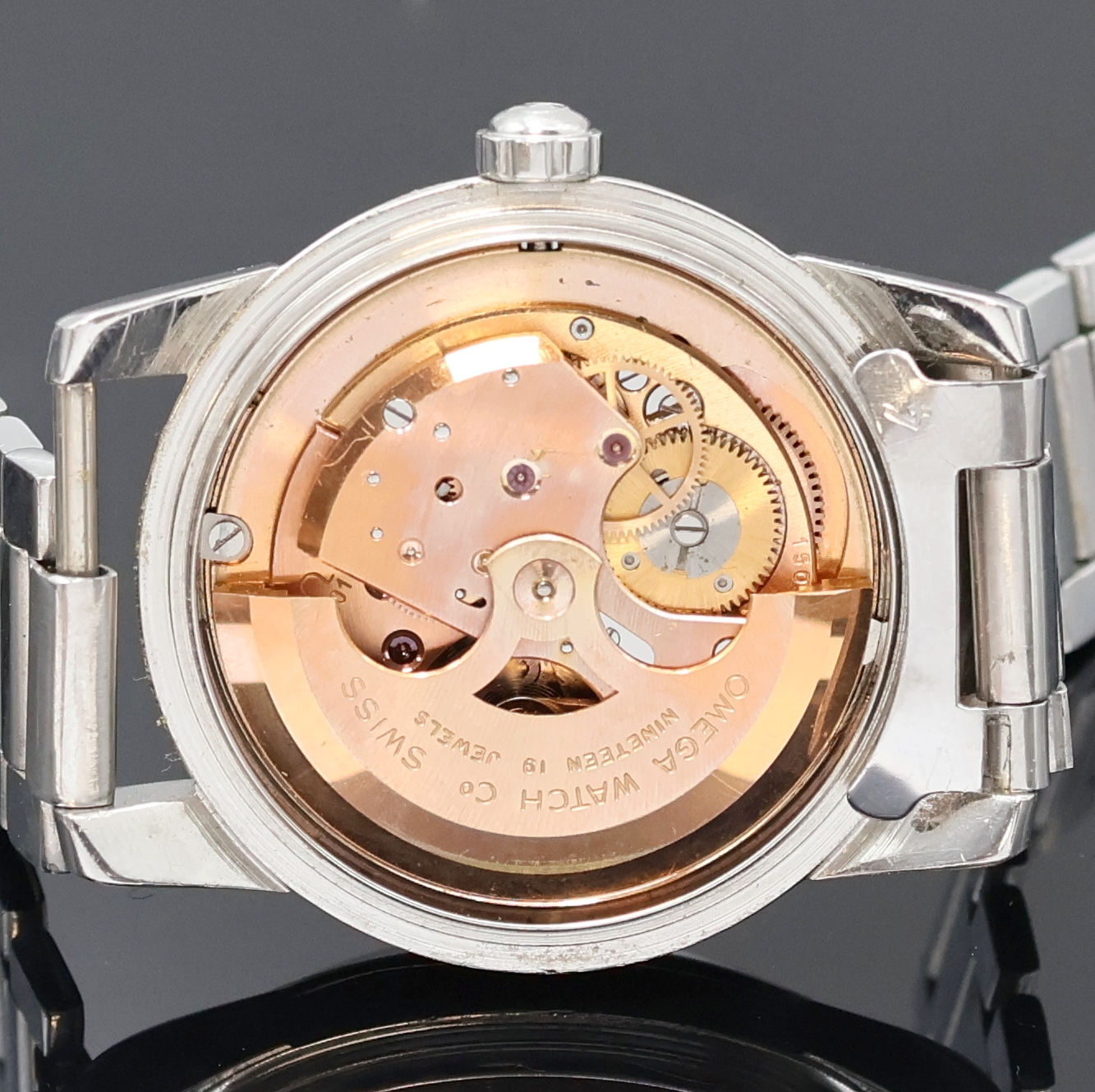 Detail e: OMEGA Seamaster Armbanduhr in Edelstahl Referenz 2846-2848 1SC, Schweiz um 1956, Automatik, 2-teil. Geh., Boden aufgedr., orig. Gliederband m. ...